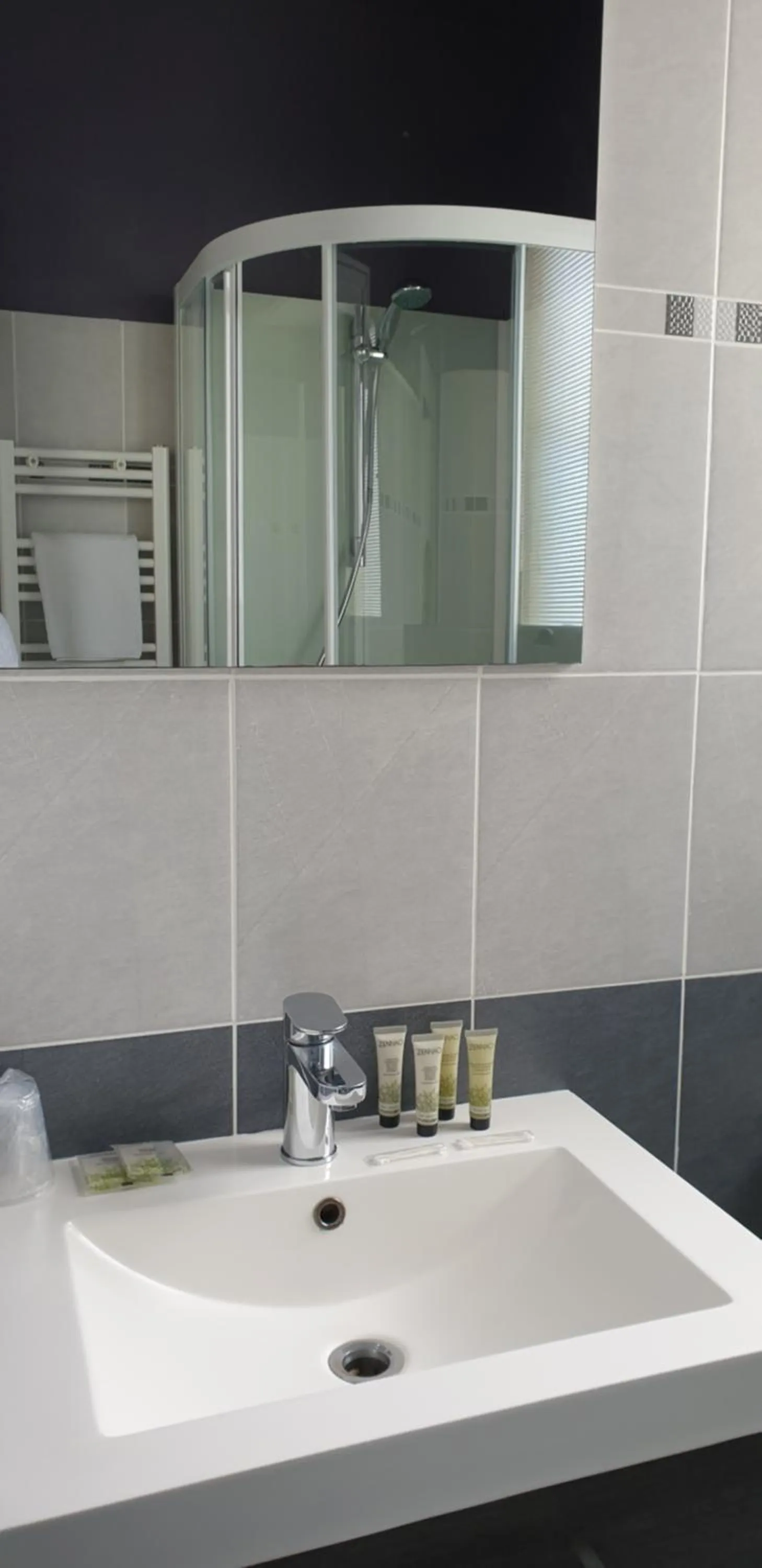 Bathroom in Hôtel La Baïne