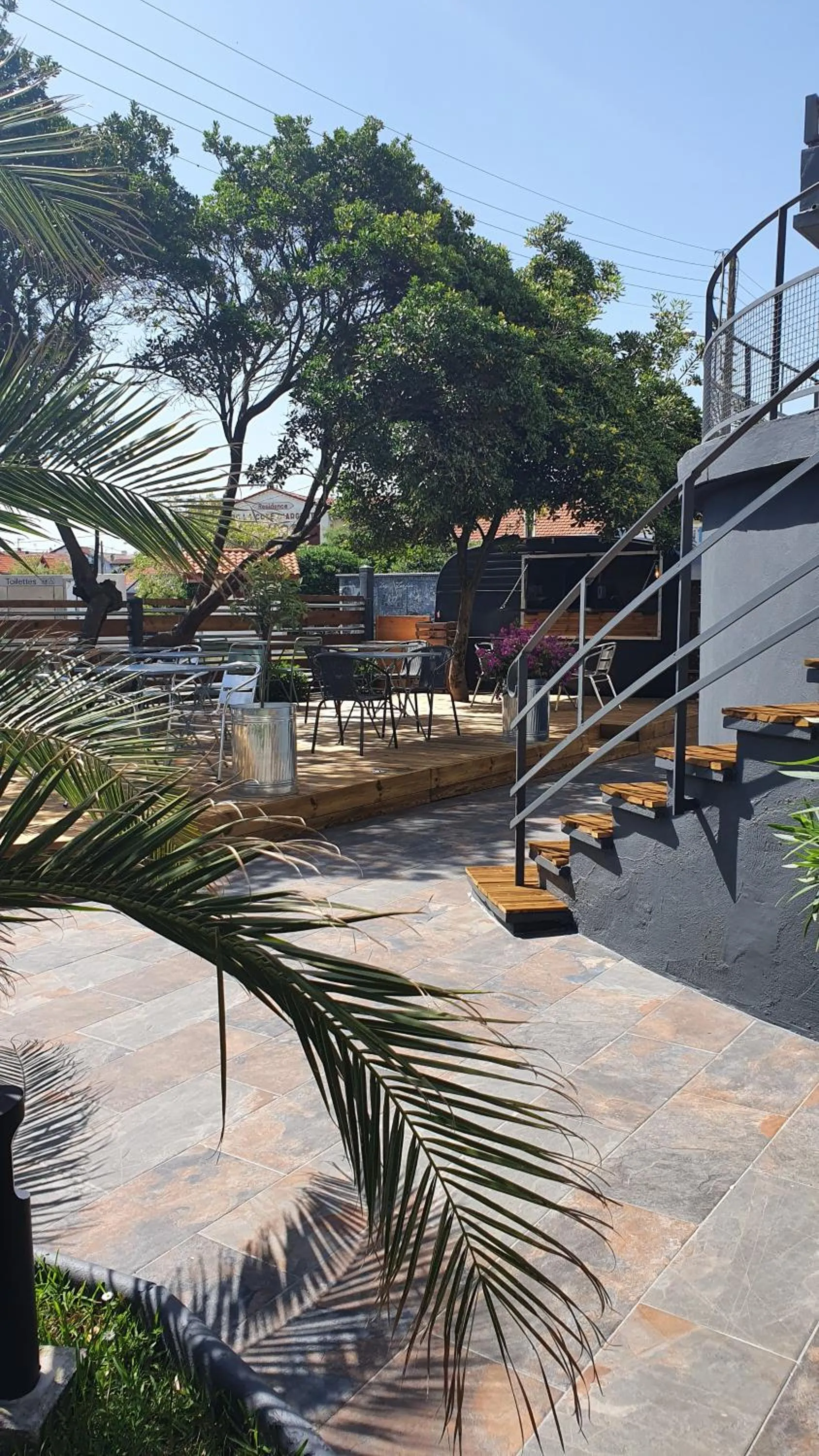 Patio in Hôtel La Baïne