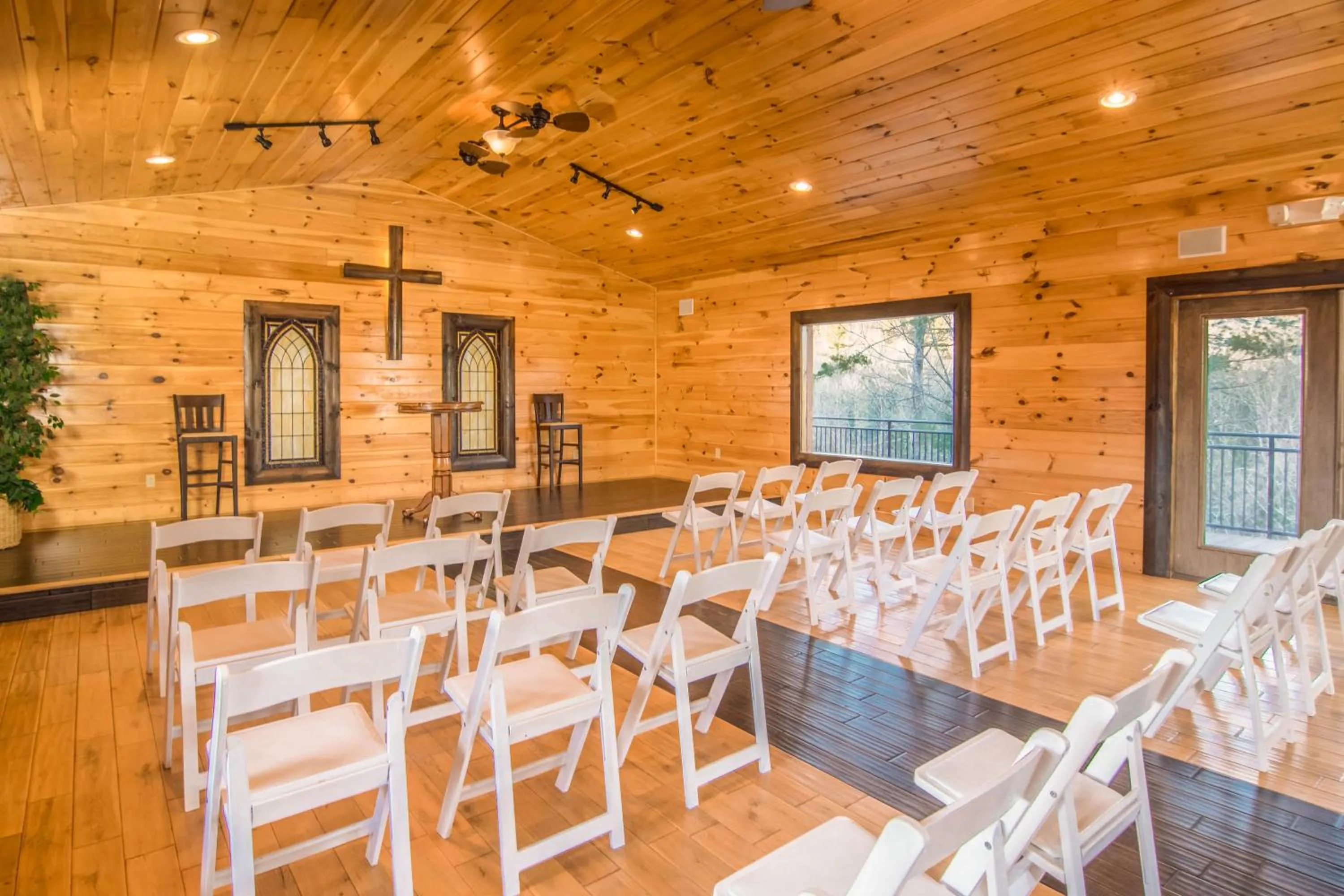 Communal lounge/ TV room in Moose Hollow Lodge