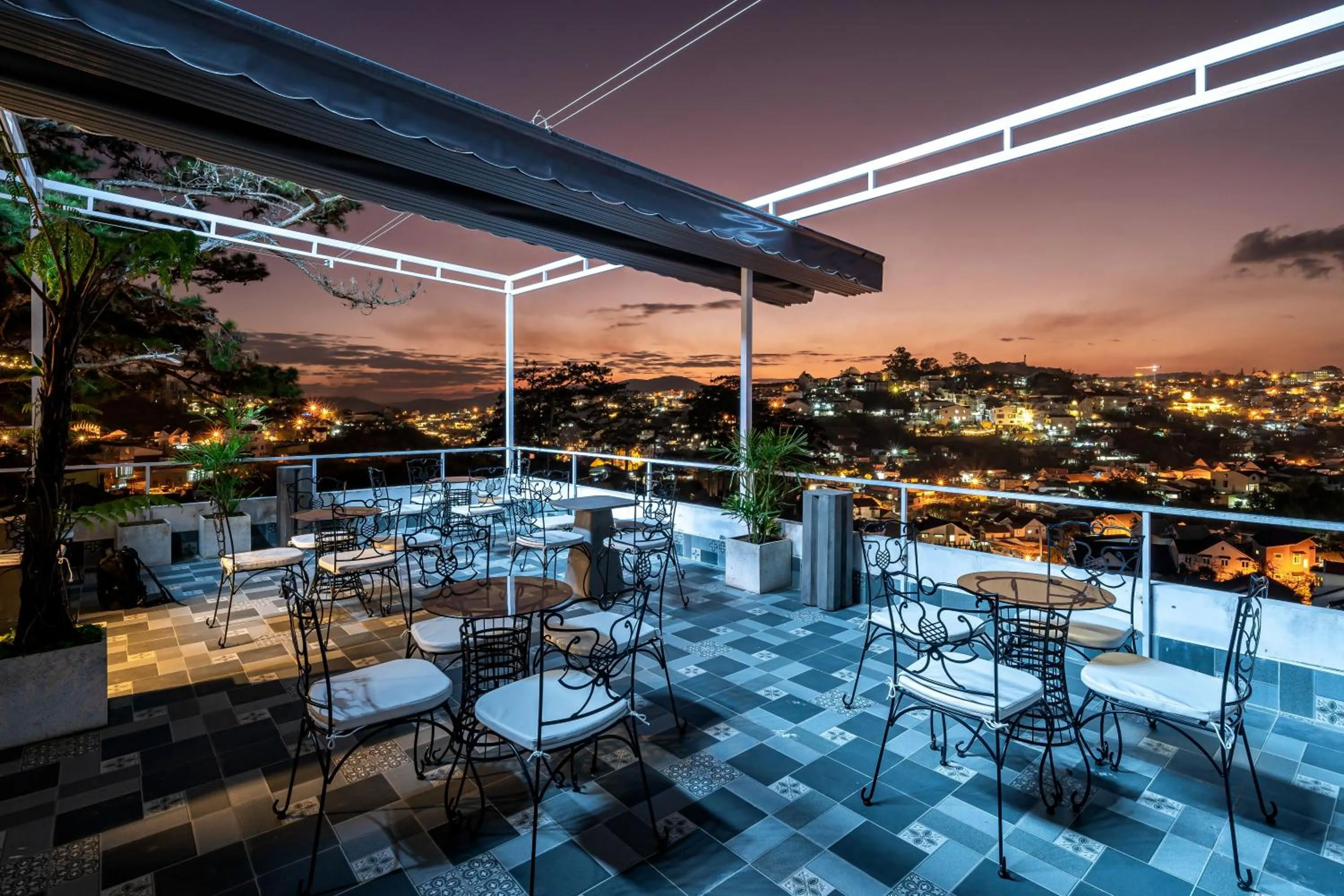 Restaurant/places to eat in Nature Hotel - Luong The Vinh