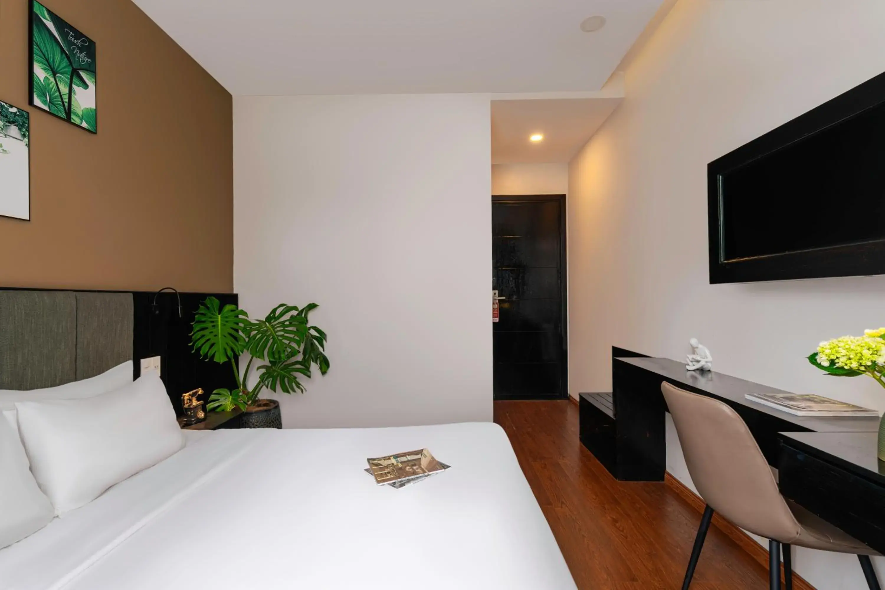 Shower, Bed in Nature Hotel - Luong The Vinh Shower, Bed in Nature Hotel - Luong The Vinh