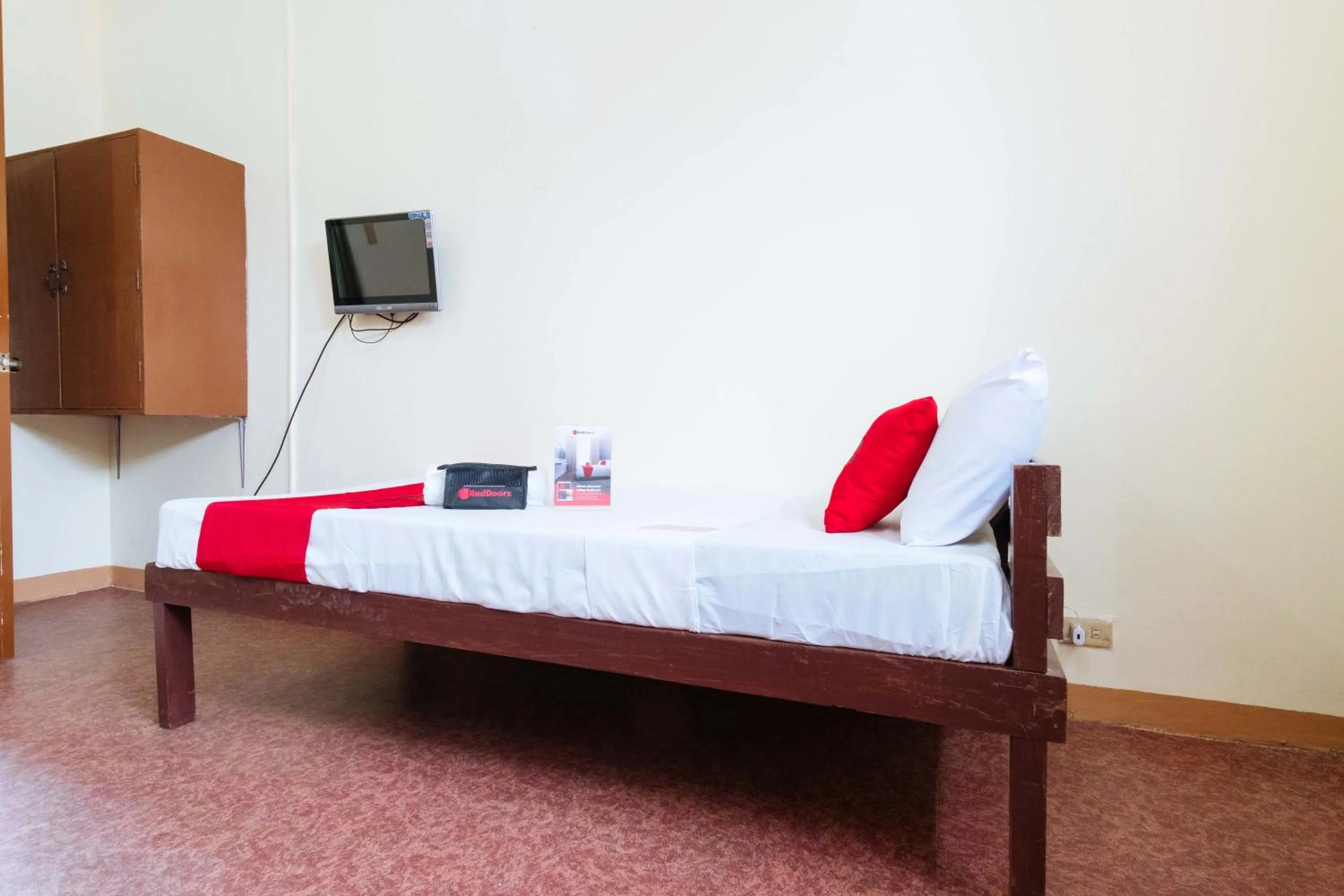 Bedroom, TV/Entertainment Center in RedDoorz @ BM Road