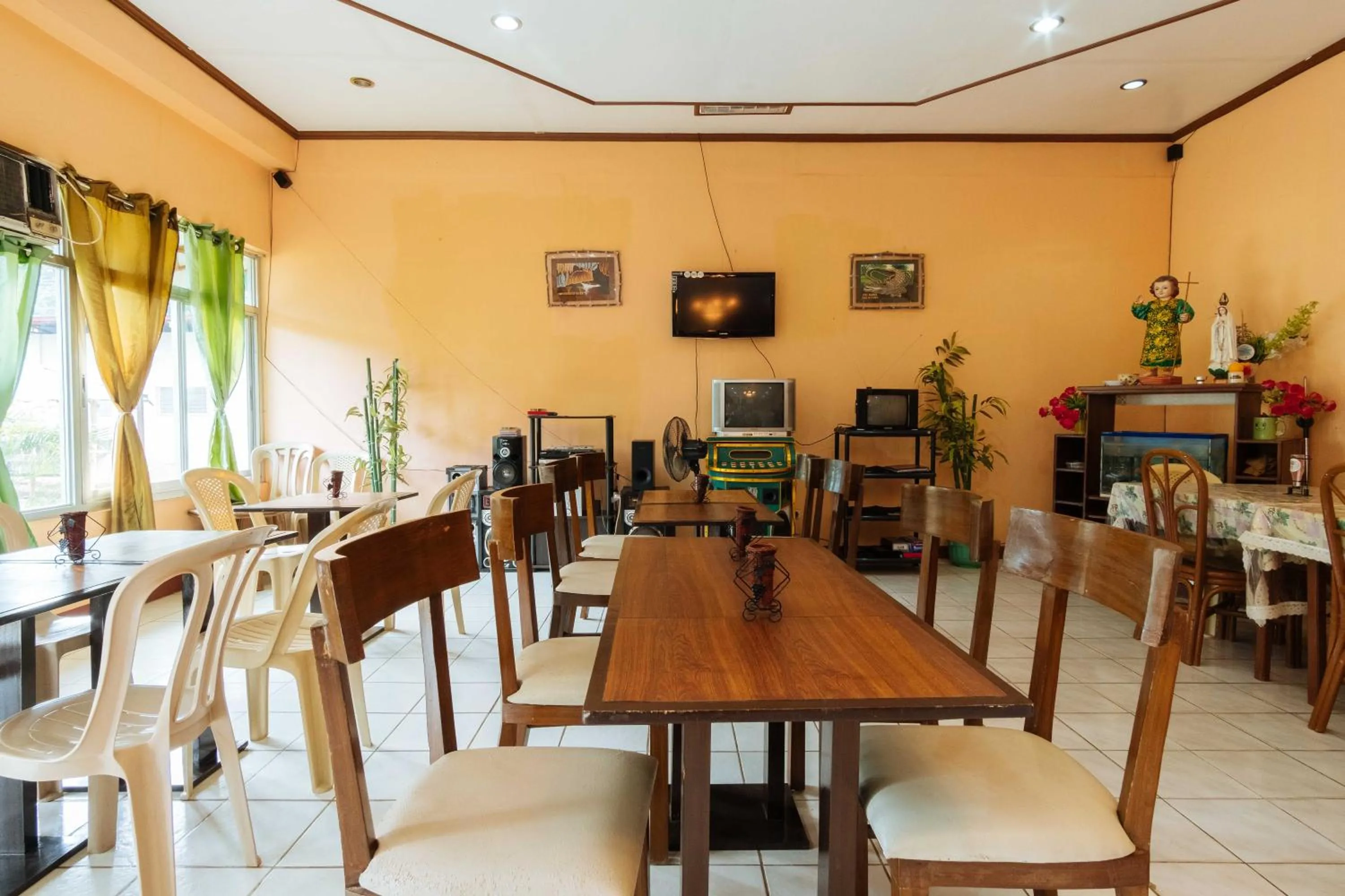 Lobby or reception, Restaurant/Places to Eat in RedDoorz @ BM Road