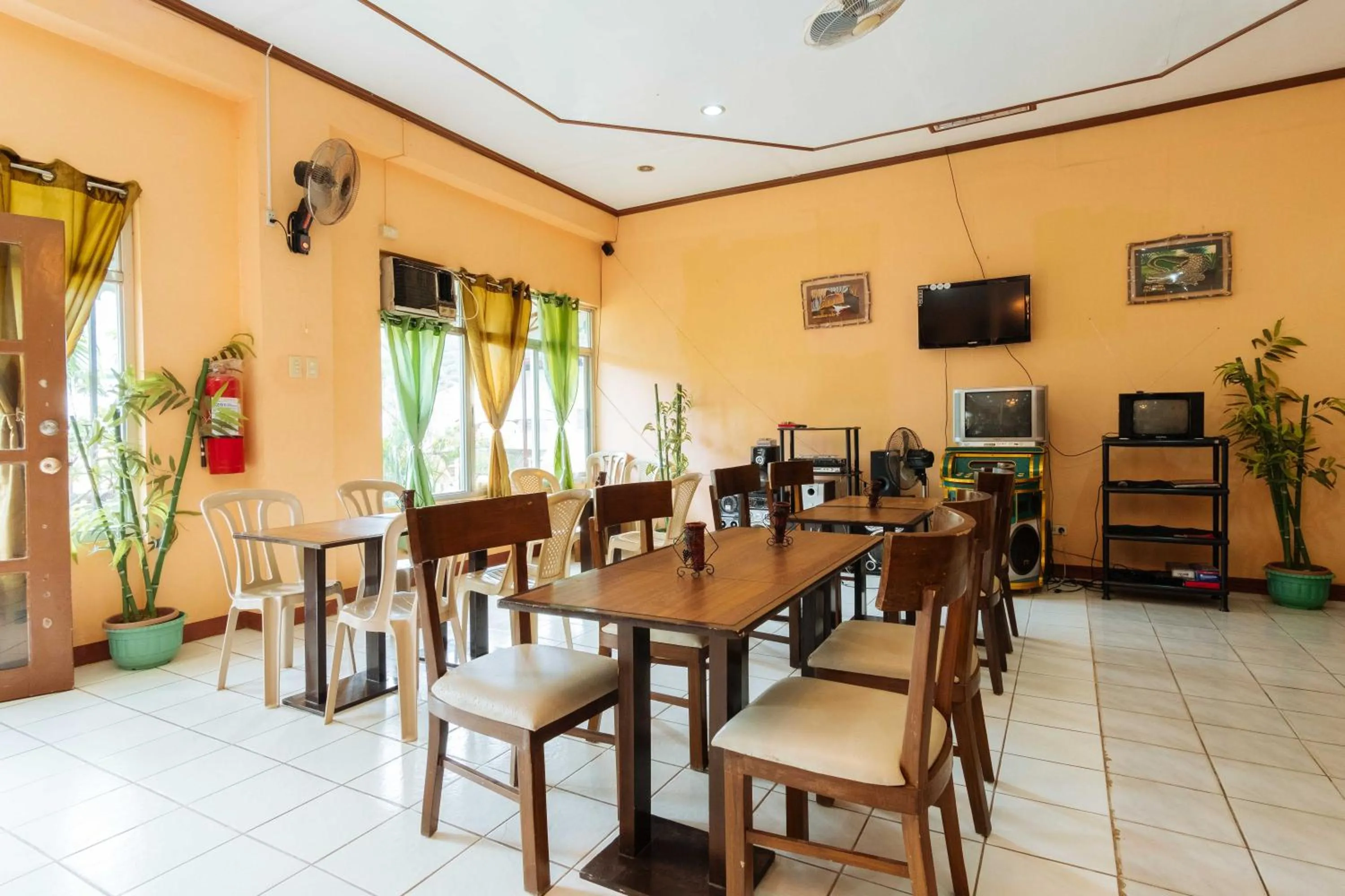 Lobby or reception, Restaurant/Places to Eat in RedDoorz @ BM Road