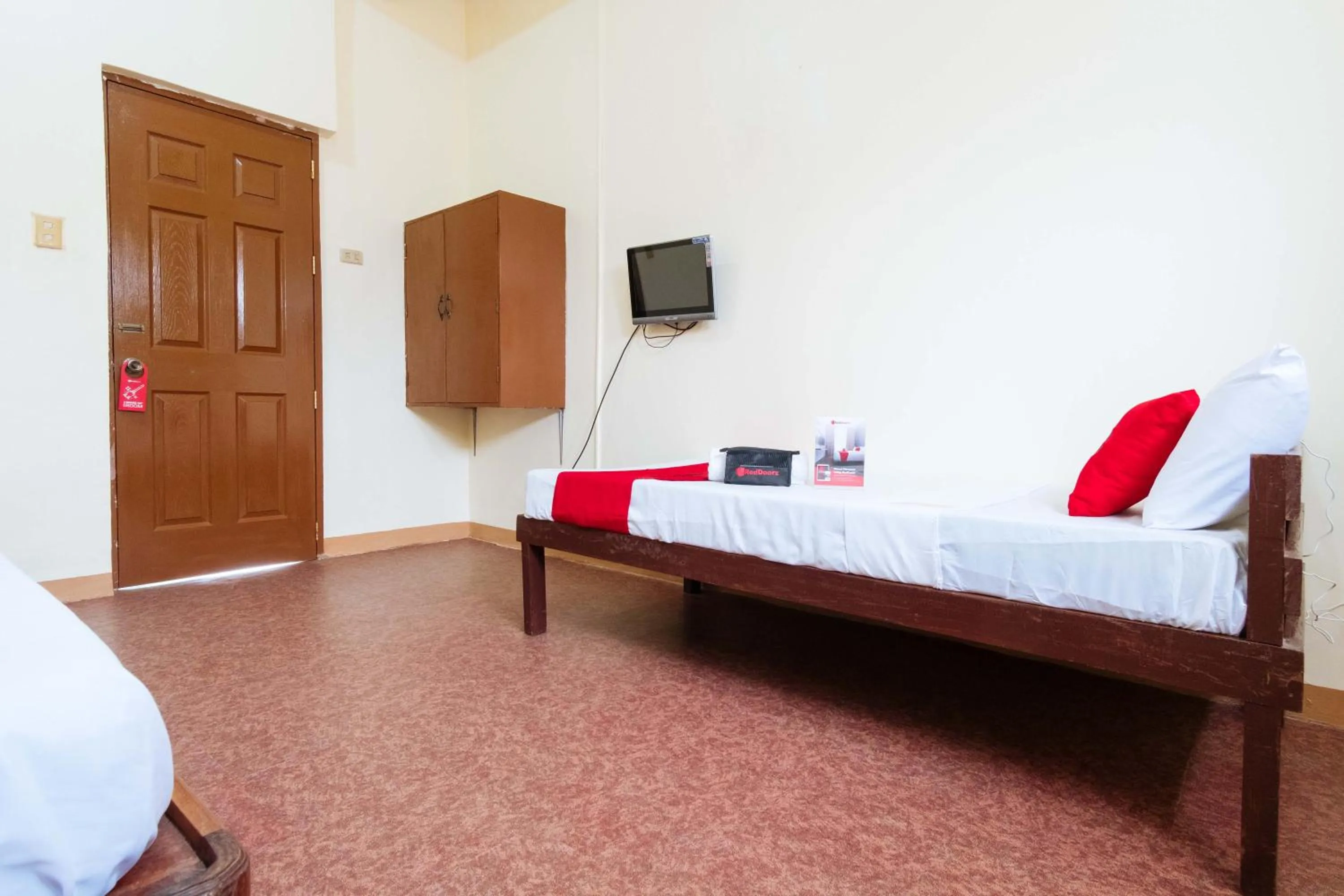 Bedroom, TV/Entertainment Center in RedDoorz @ BM Road