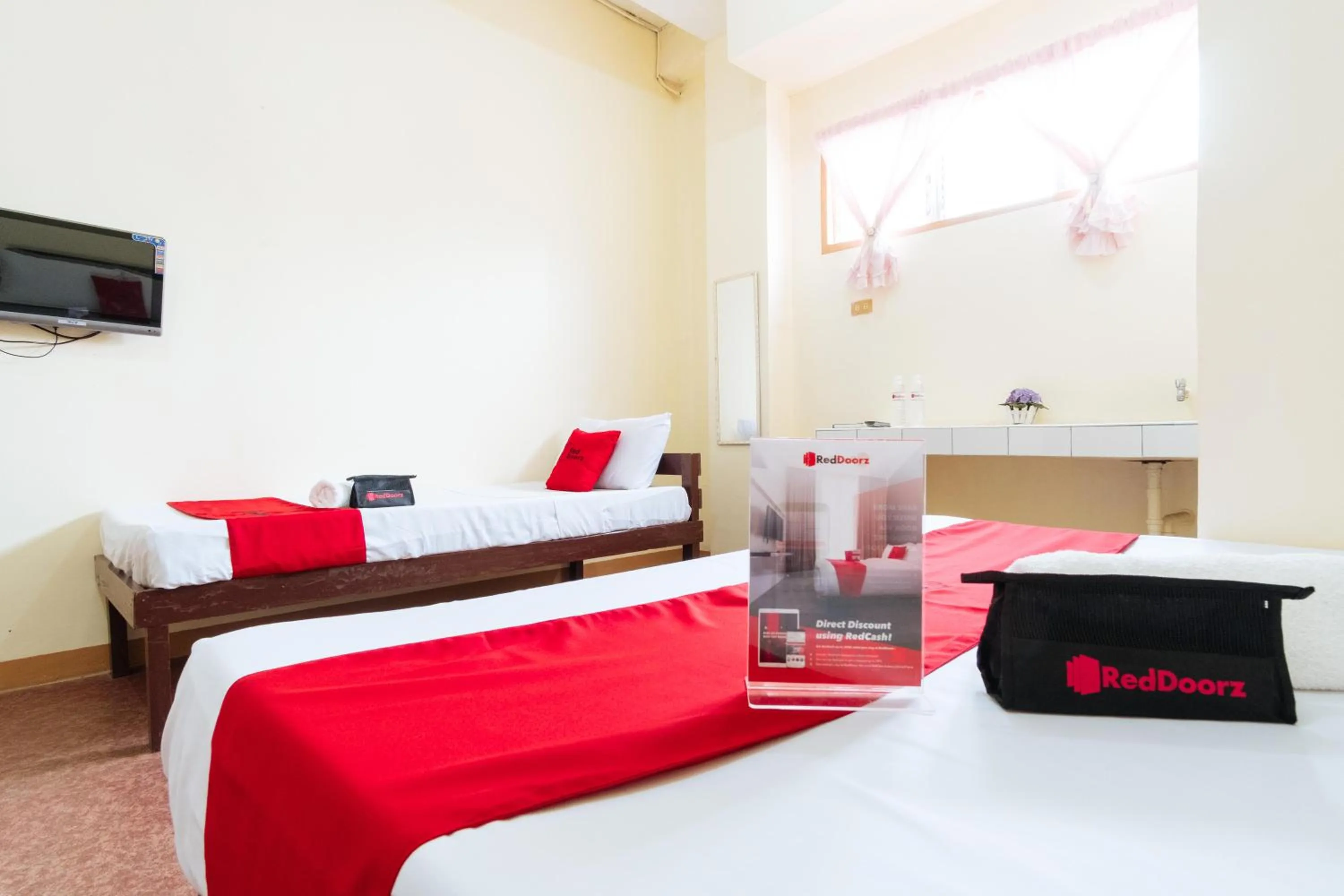 Bedroom in RedDoorz @ BM Road