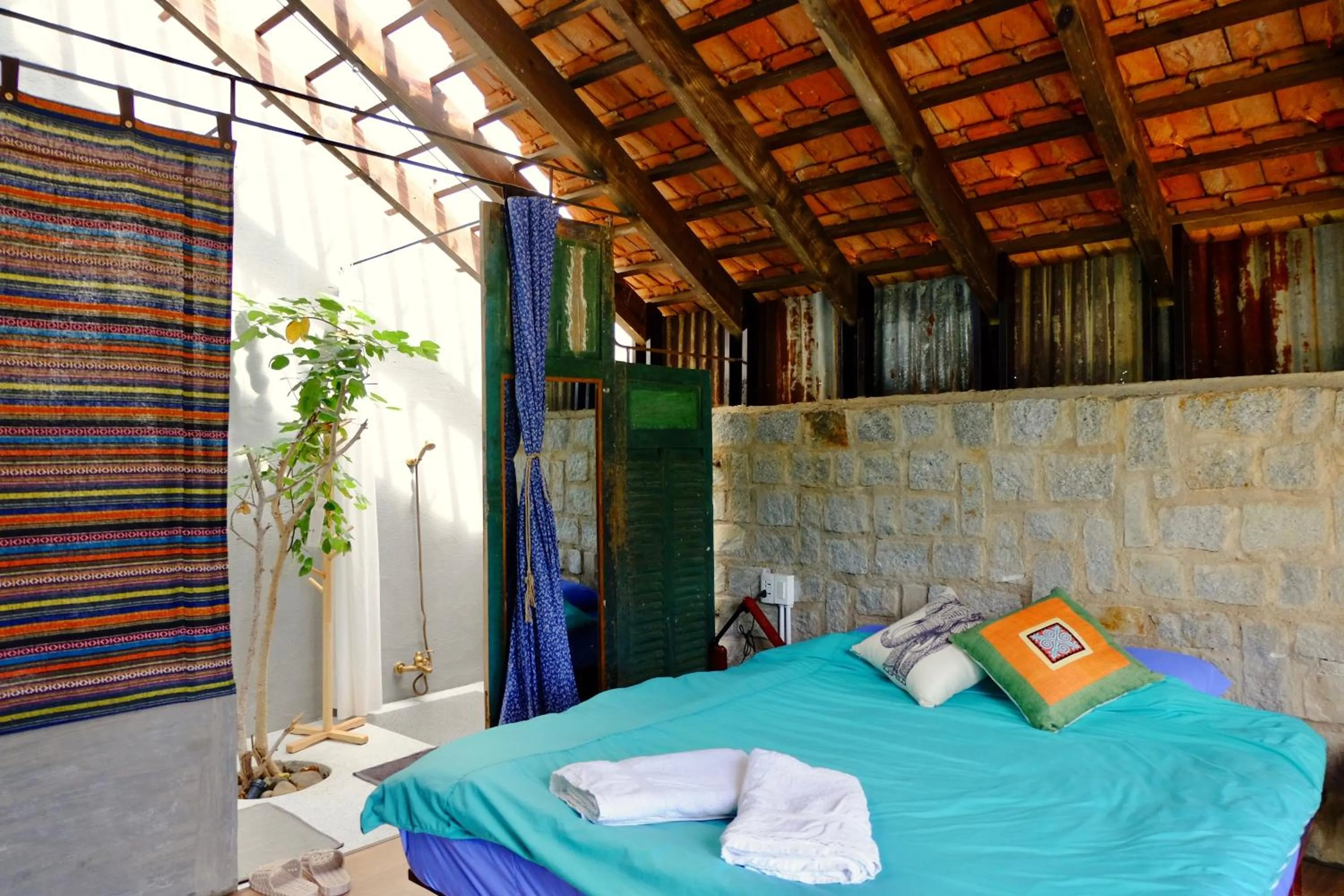 Shower, Bed in The Kadupul Homecation
