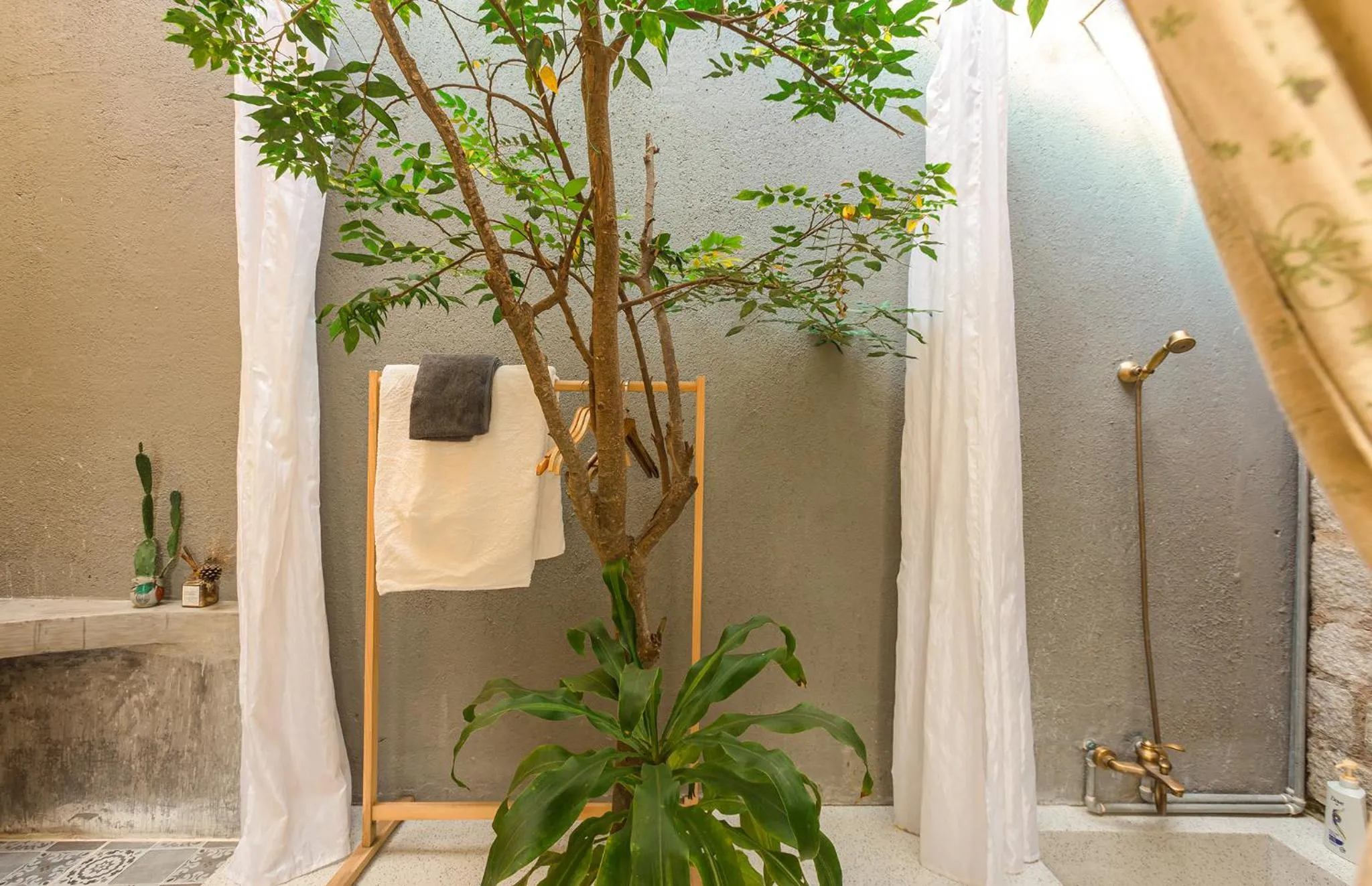 Shower in The Kadupul Homecation
