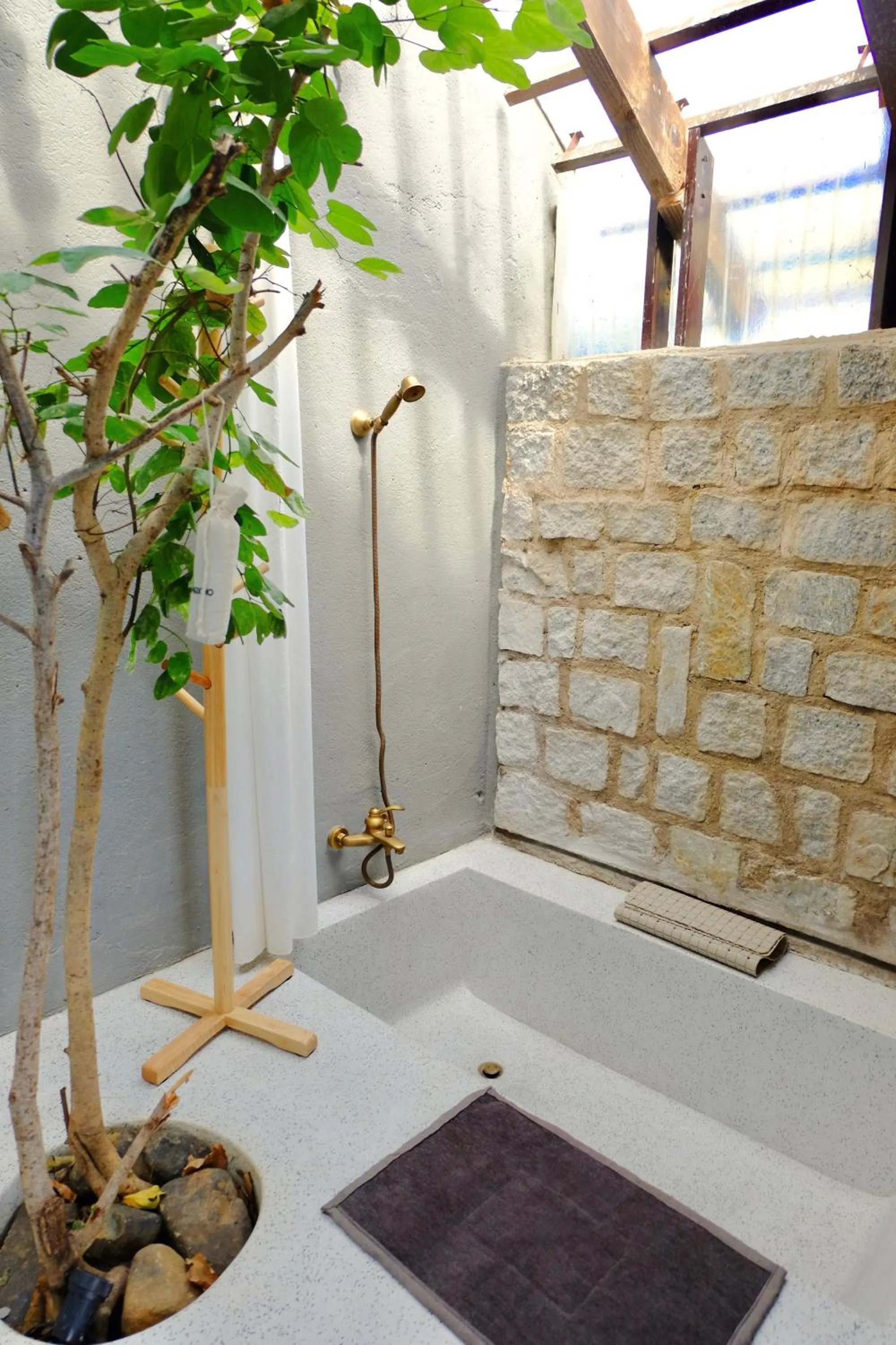 Shower in The Kadupul Homecation