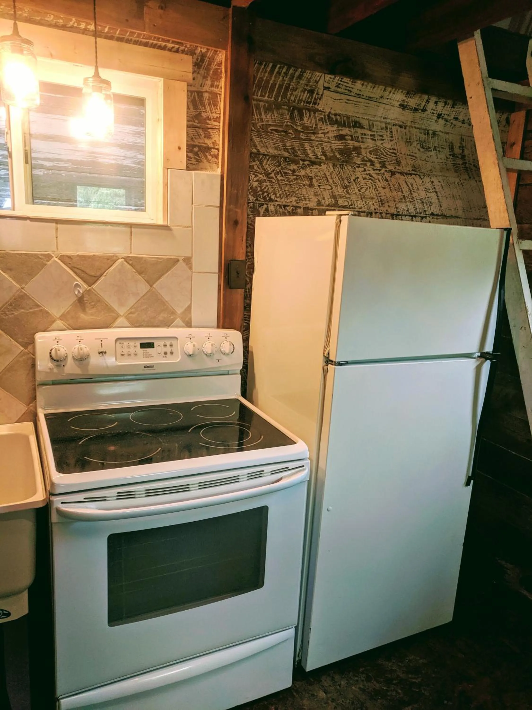 Kitchen or kitchenette in Three Bears Inn