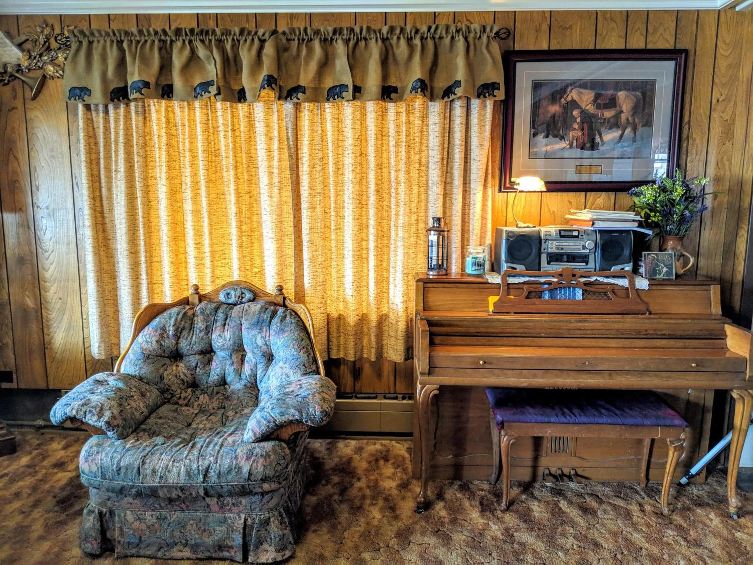 Communal lounge/ TV room in Three Bears Inn