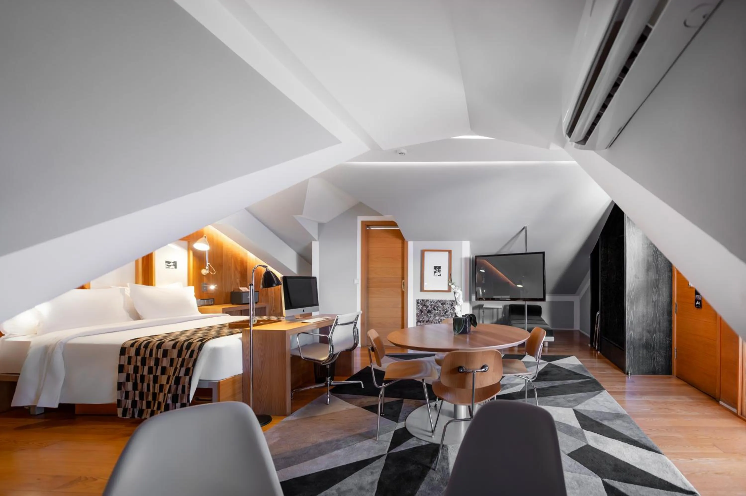 Bedroom, Bed in Browns Downtown Hotel