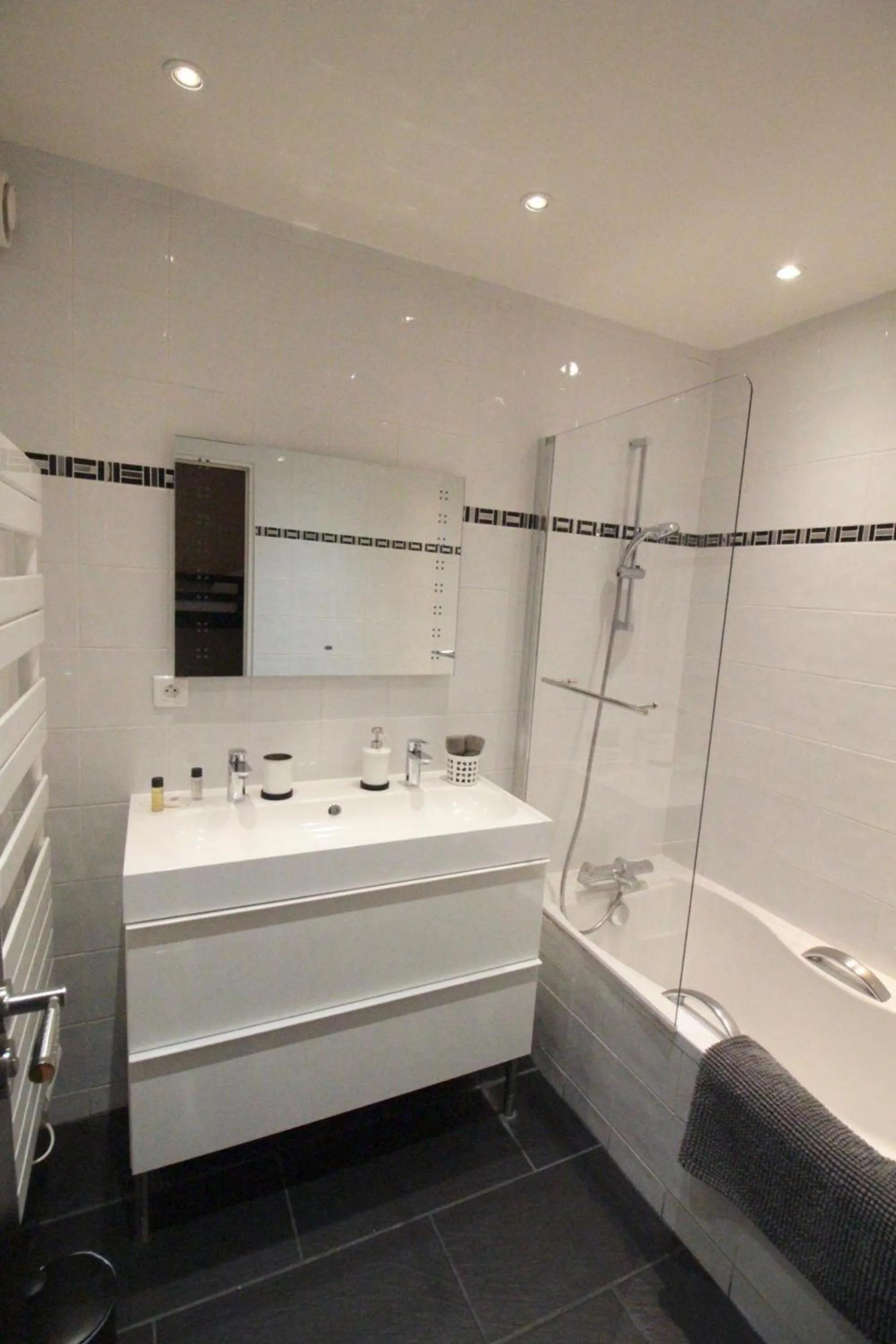 Bathroom in Short Stay Paris Apartments