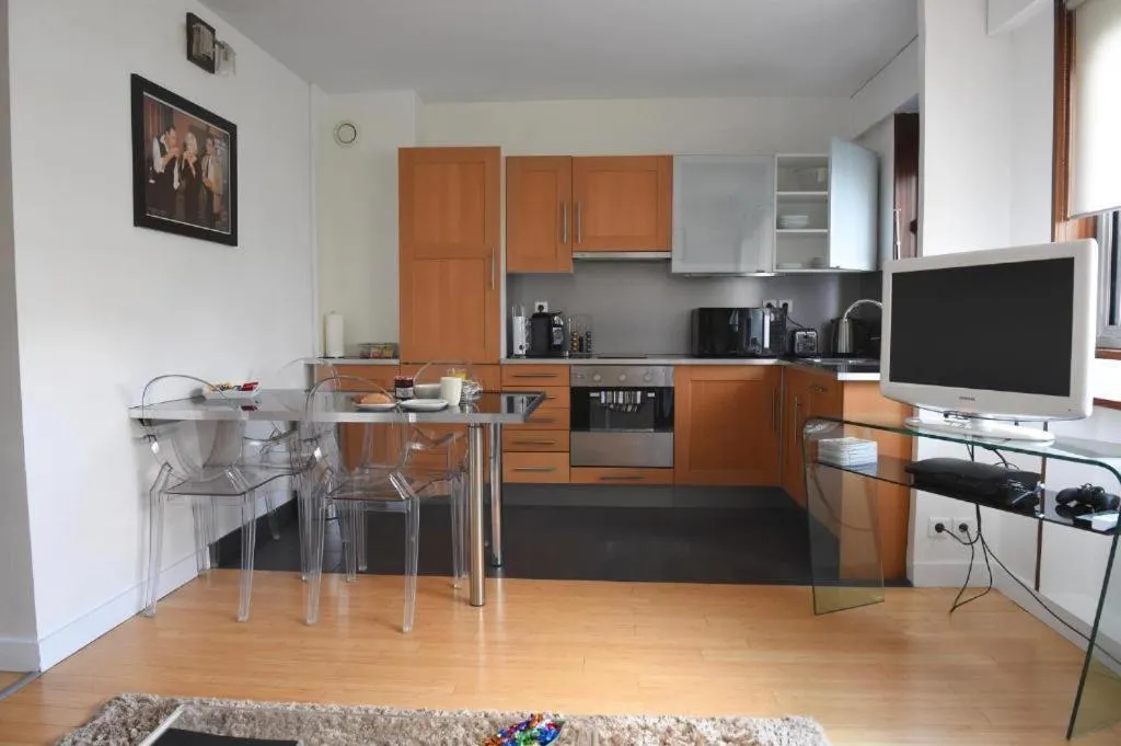 Kitchen or kitchenette in Short Stay Paris Apartments
