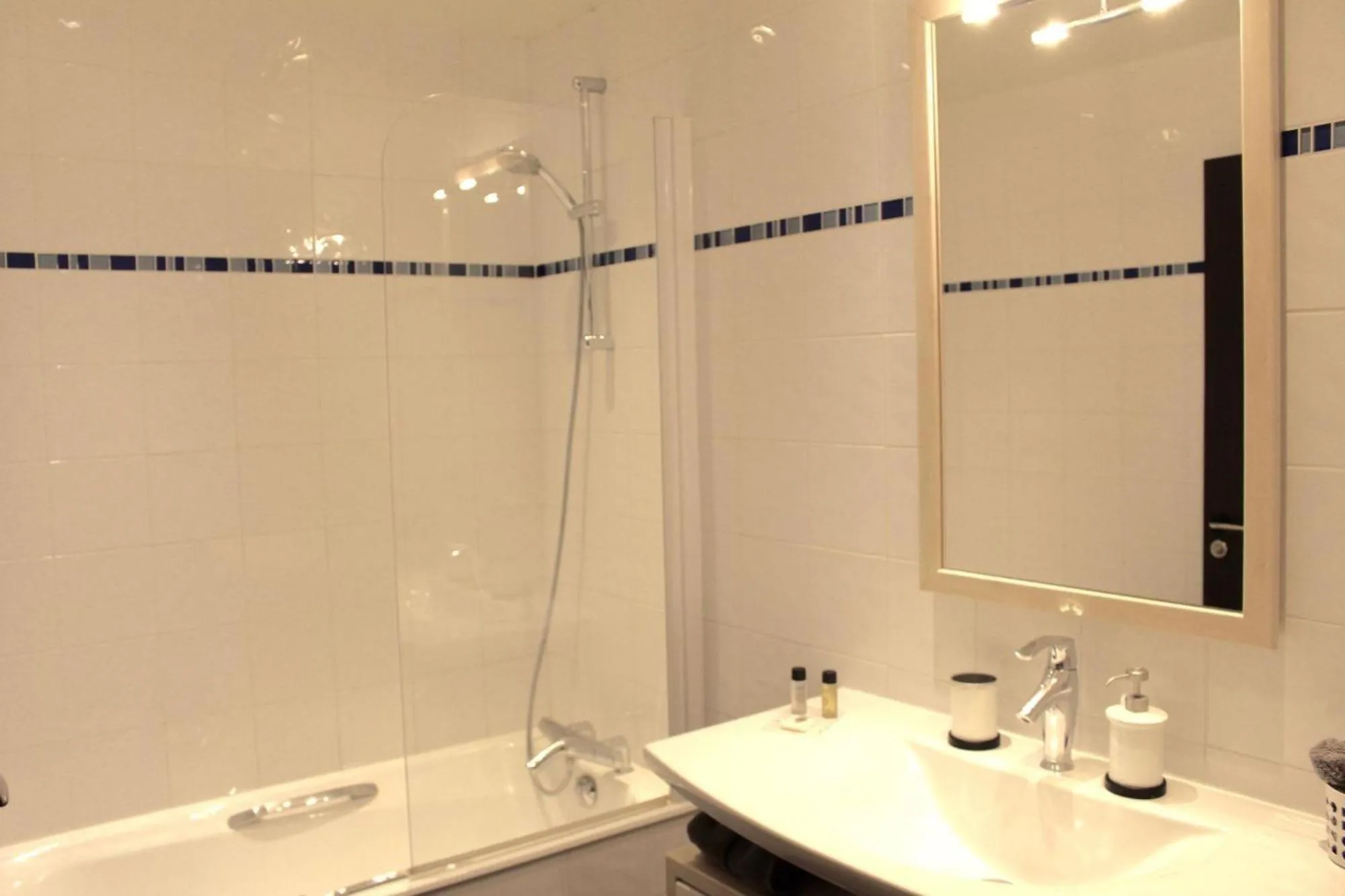 Bathroom in Short Stay Paris Apartments