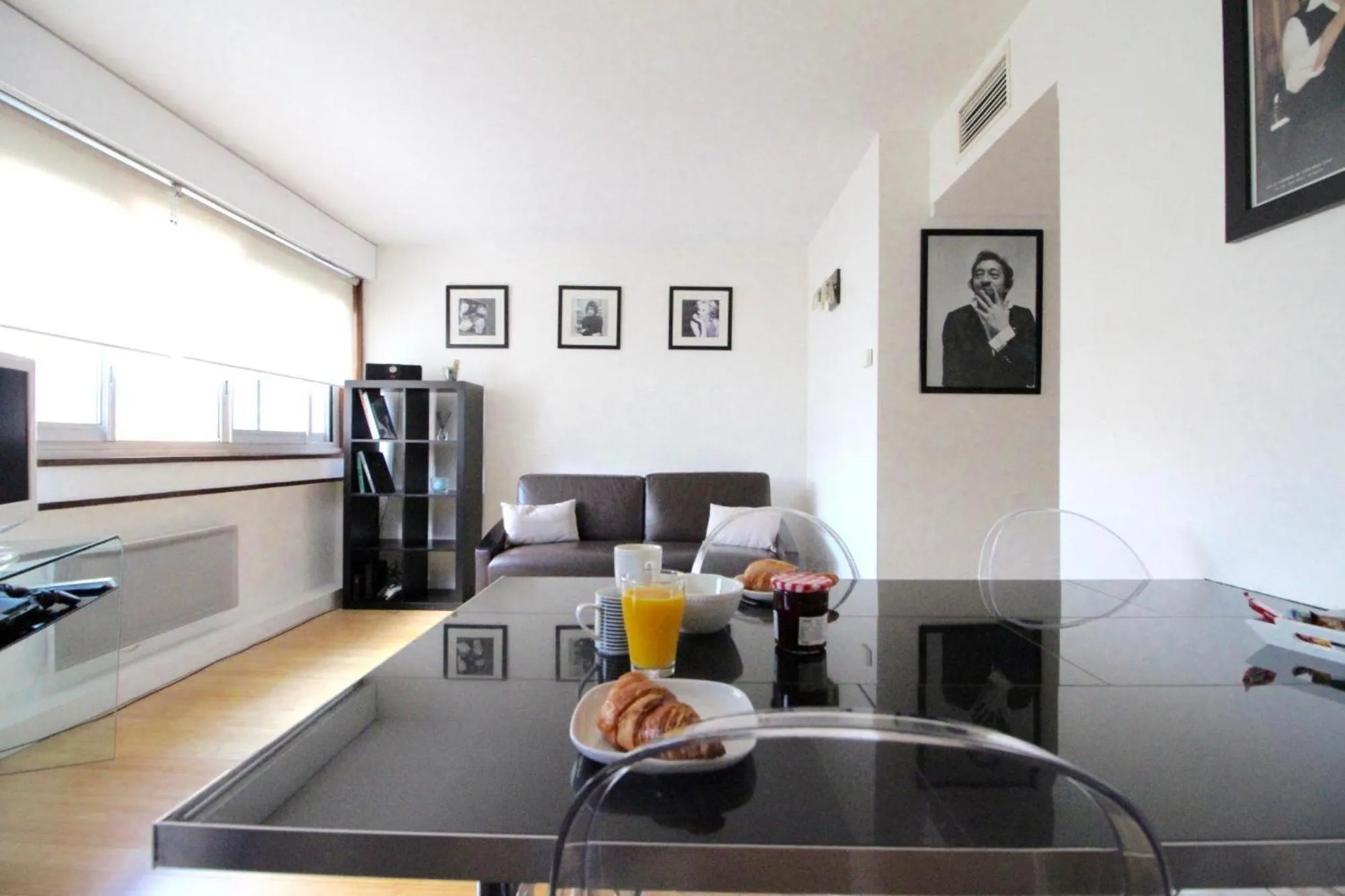 Dining area in Short Stay Paris Apartments