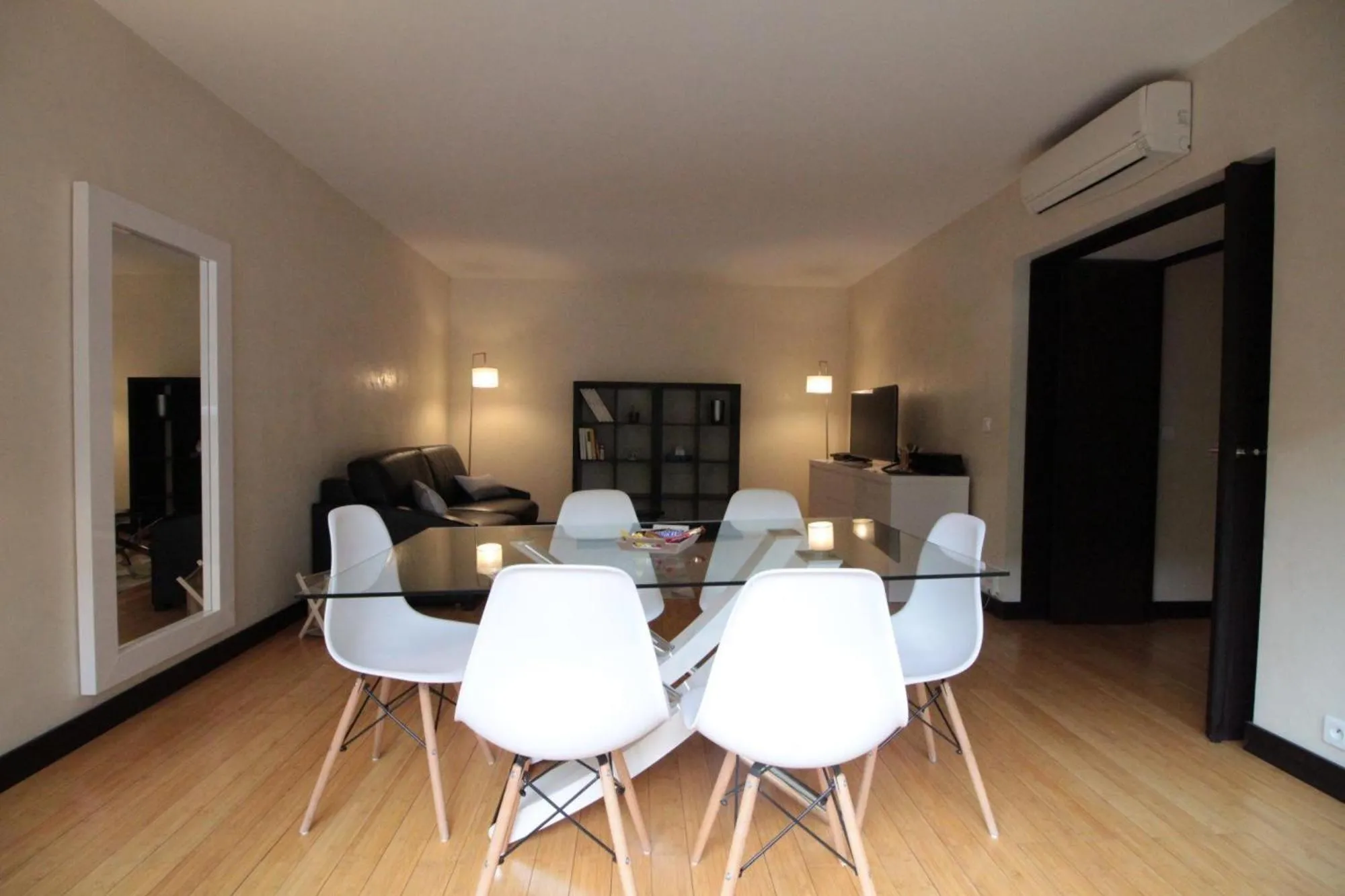 Dining area in Short Stay Paris Apartments
