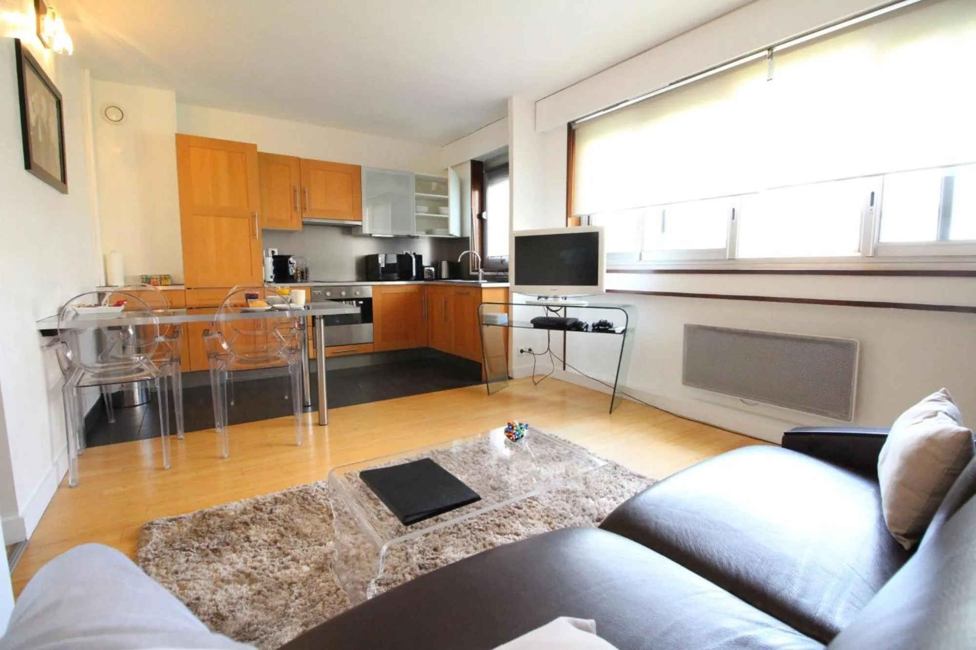 Kitchen or kitchenette in Short Stay Paris Apartments