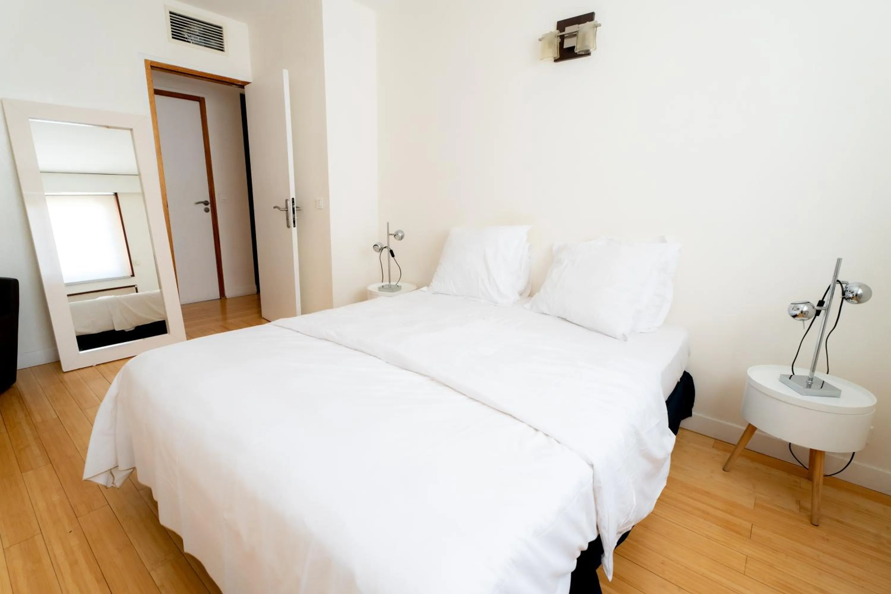 Bed in Short Stay Paris Apartments