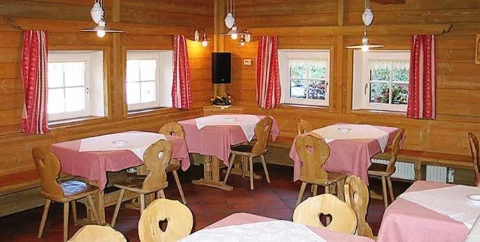 Restaurant/places to eat in Arnica Mountain Hotel