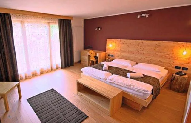 Photo of the whole room, Bed in Arnica Mountain Hotel