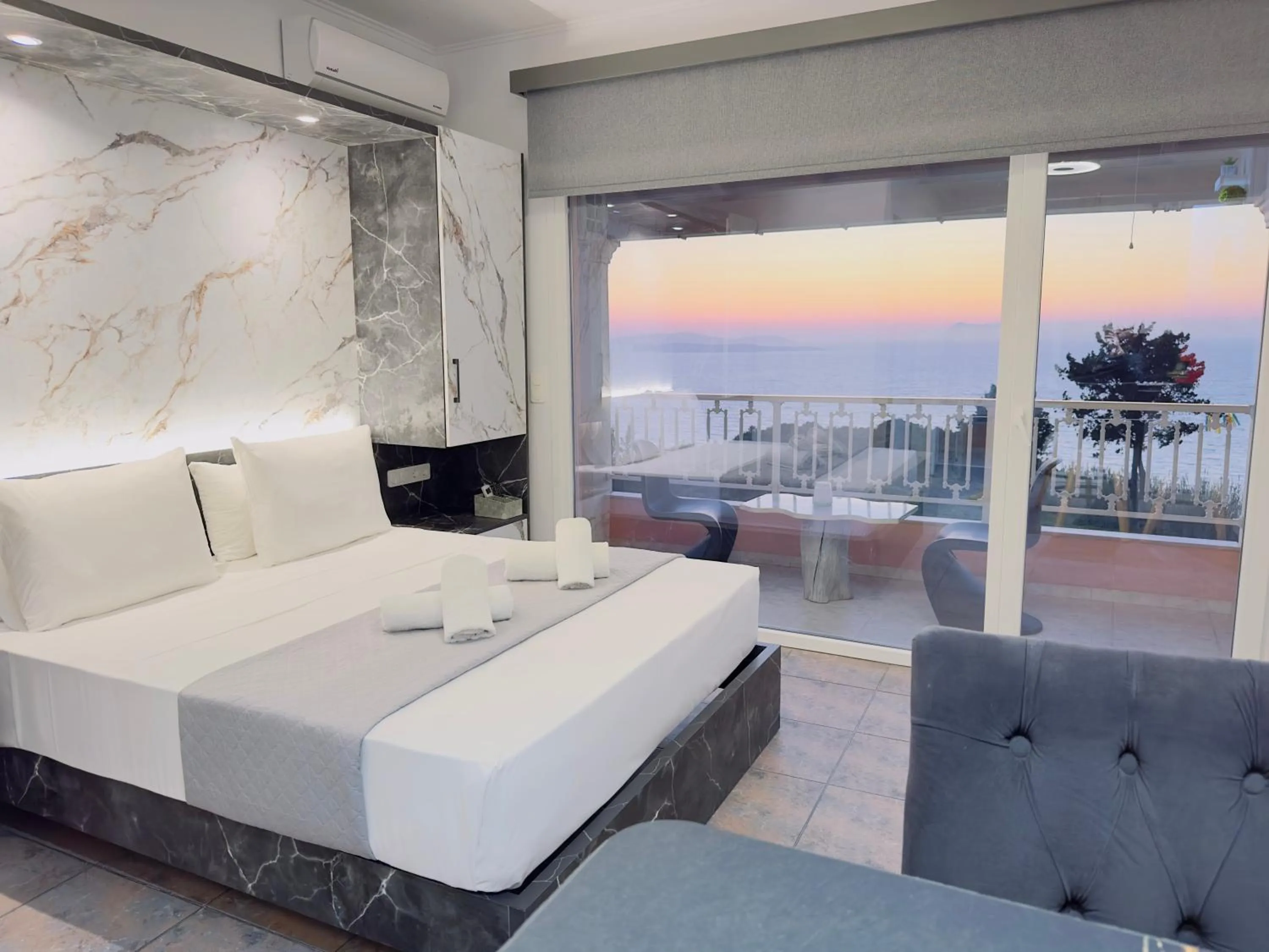 Photo of the whole room, Bed in Nikos Apartments Corfu