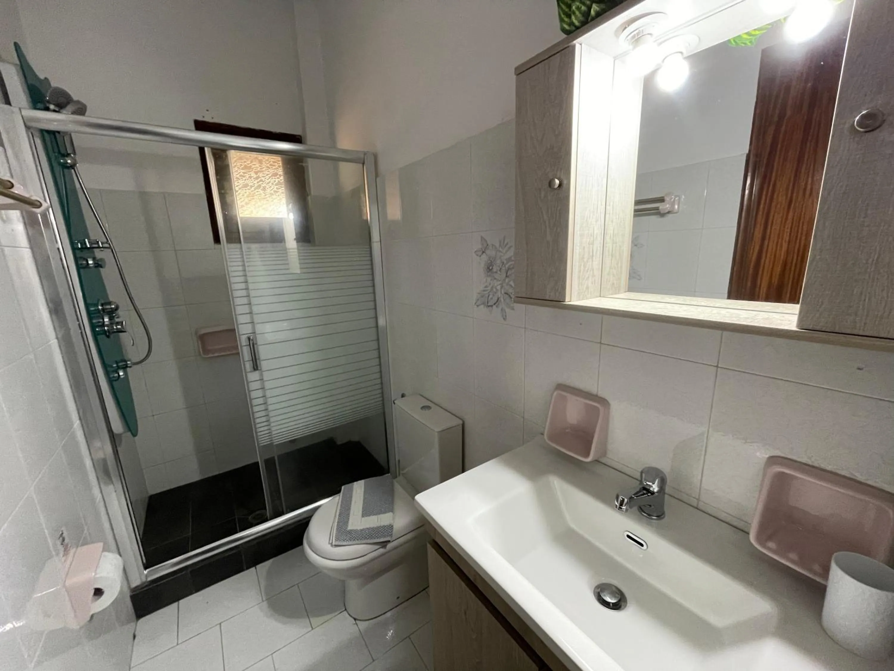 Shower in Nikos Apartments Corfu