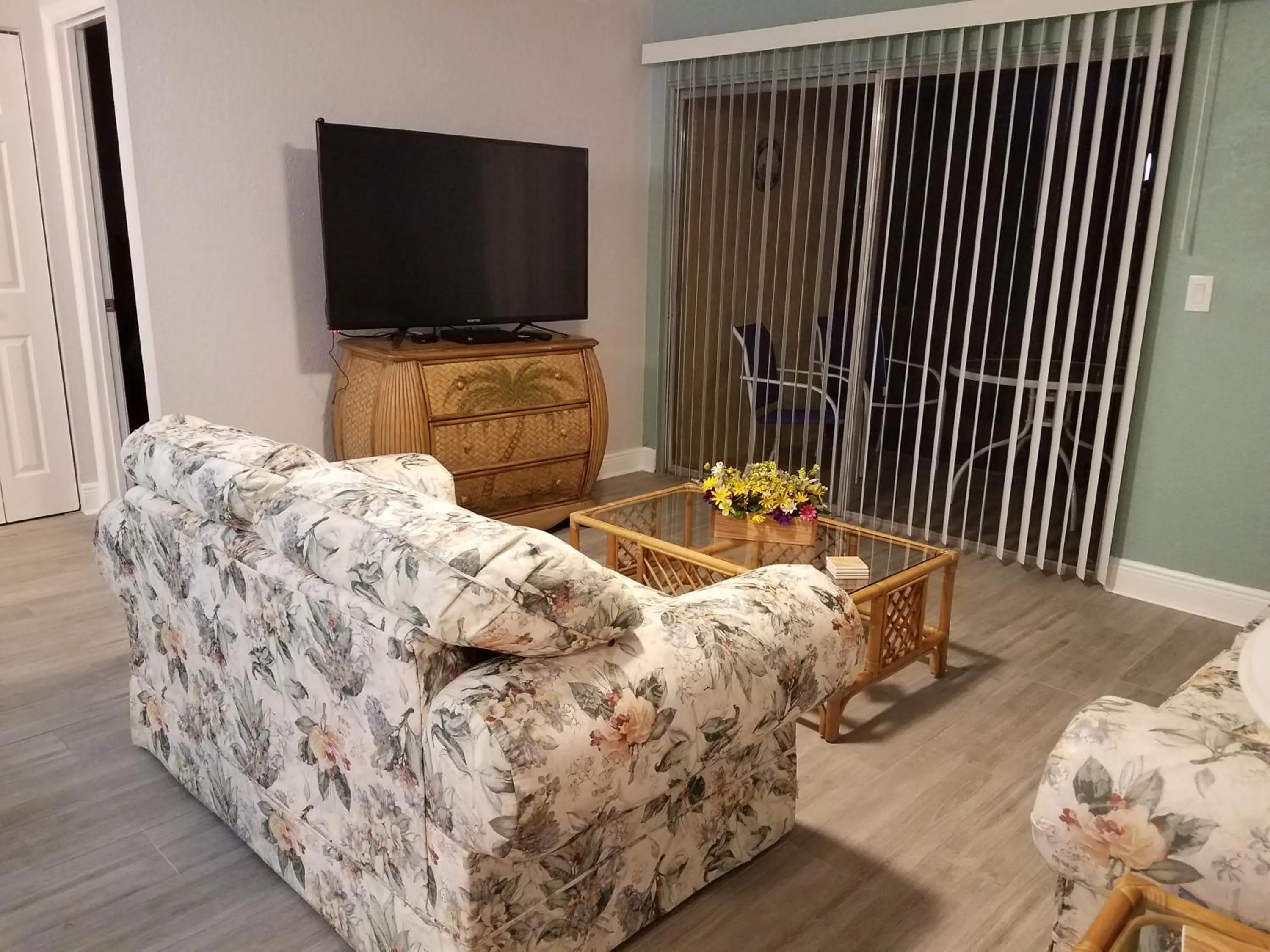 Living room in 2BR/1BA Sienna Park Apartment