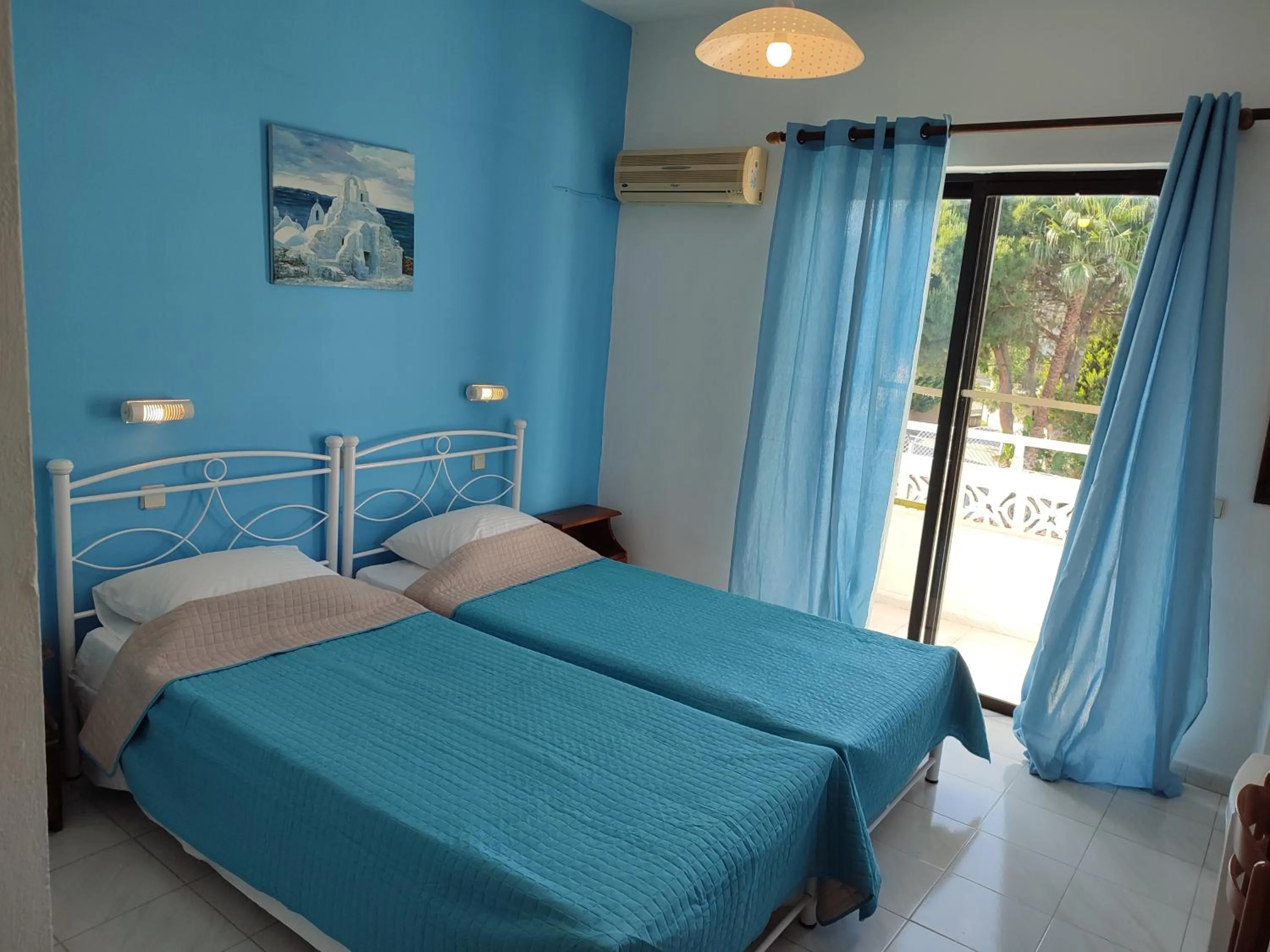 Photo of the whole room, Bed in Dolphin Apartments