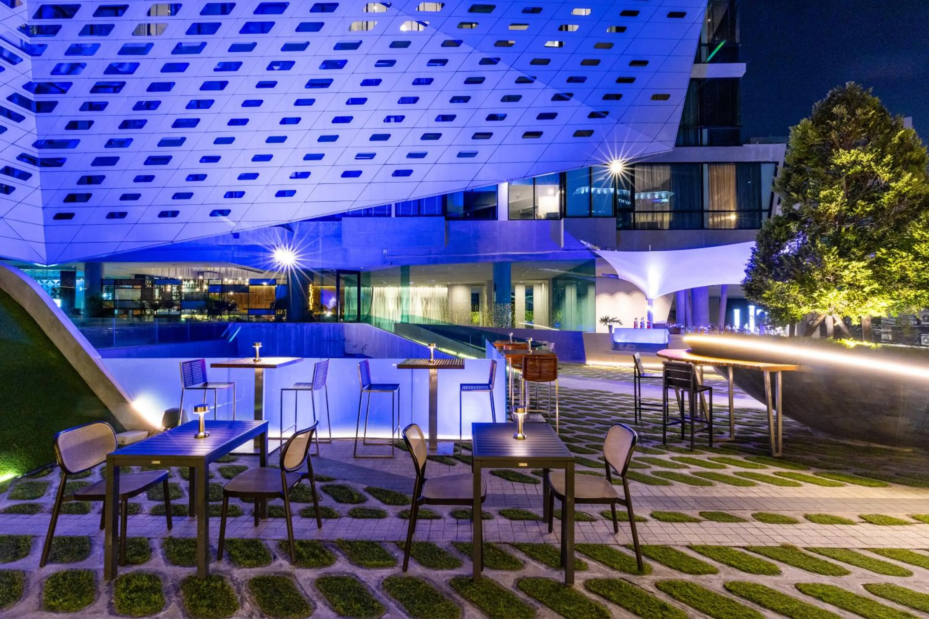 Restaurant/places to eat in LiT BANGKOK Hotel