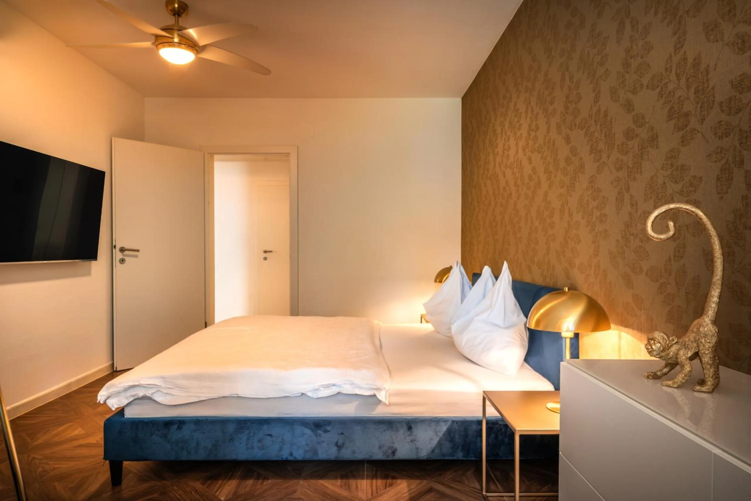 Bed in goldfinger + suites