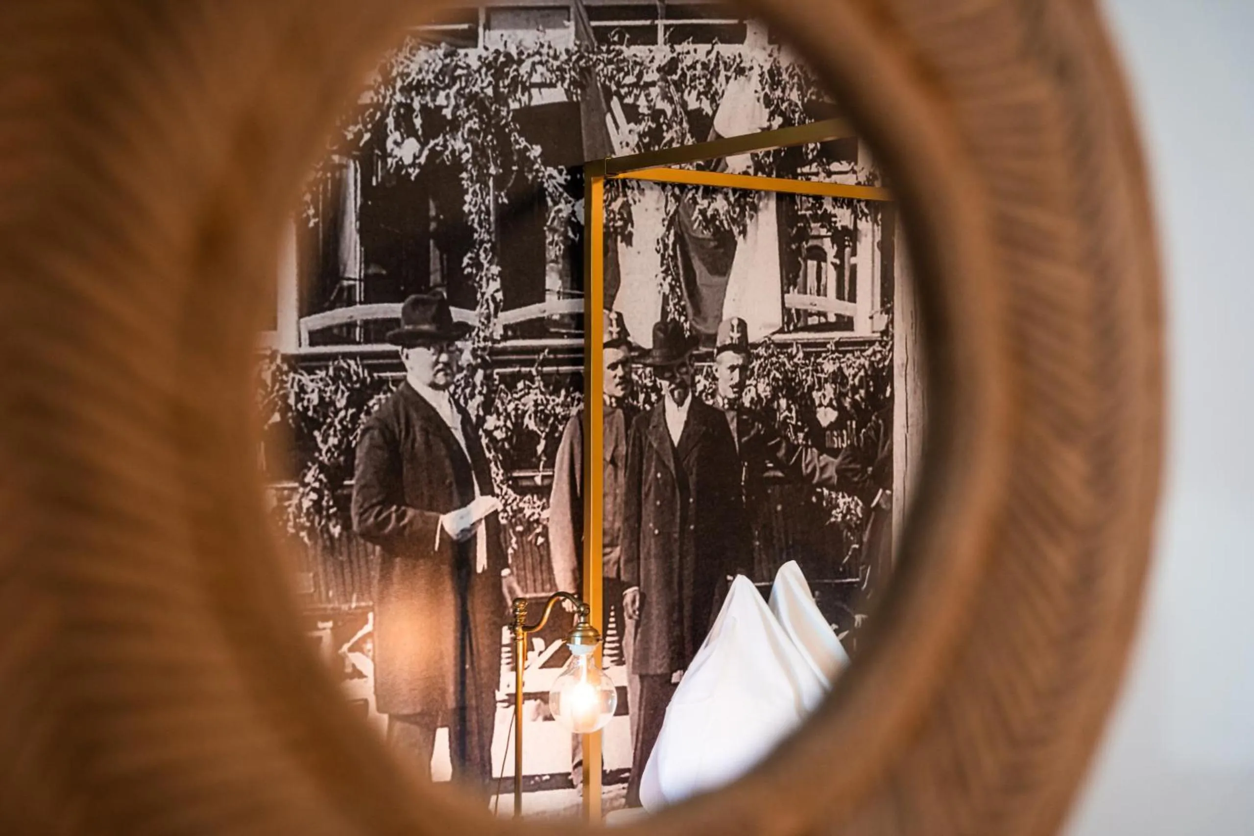 Decorative detail in goldfinger + suites