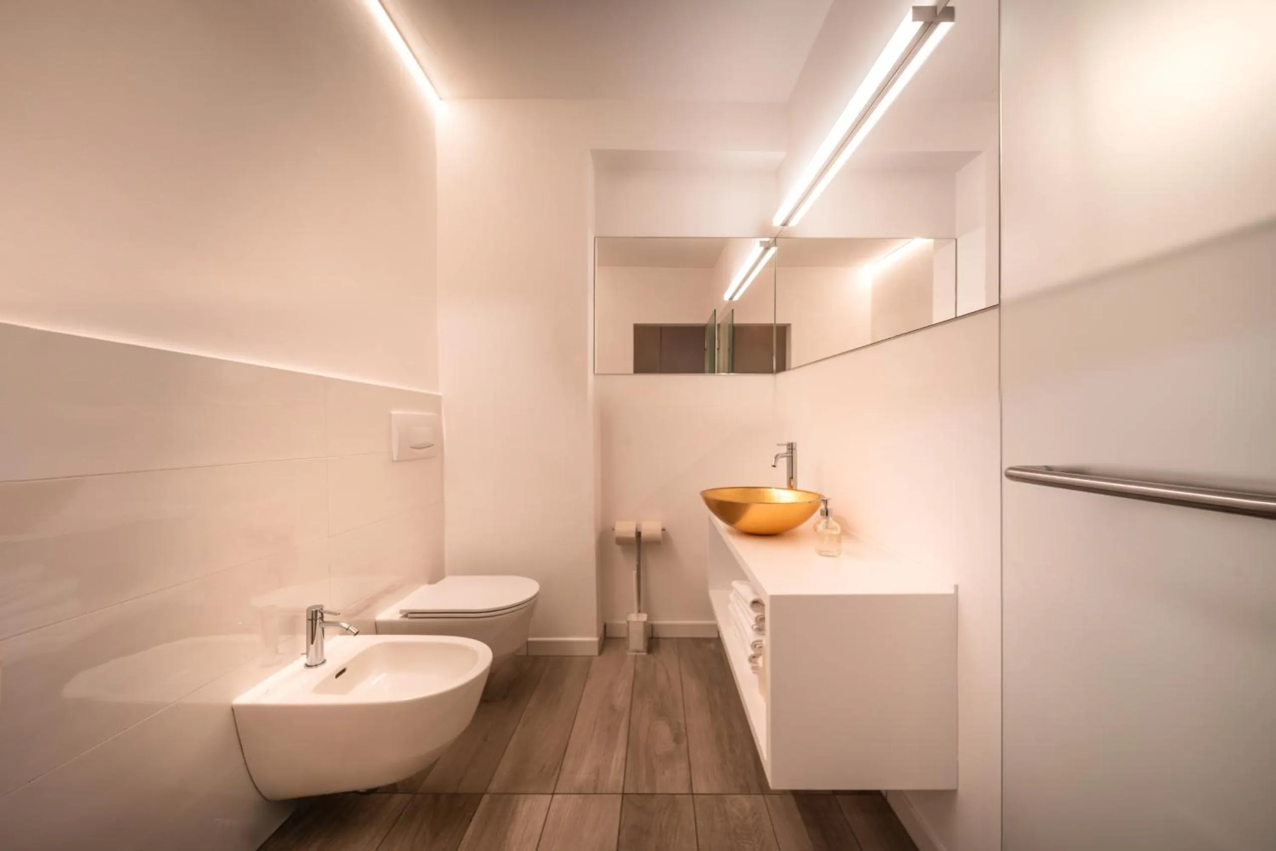 Toilet in goldfinger + suites