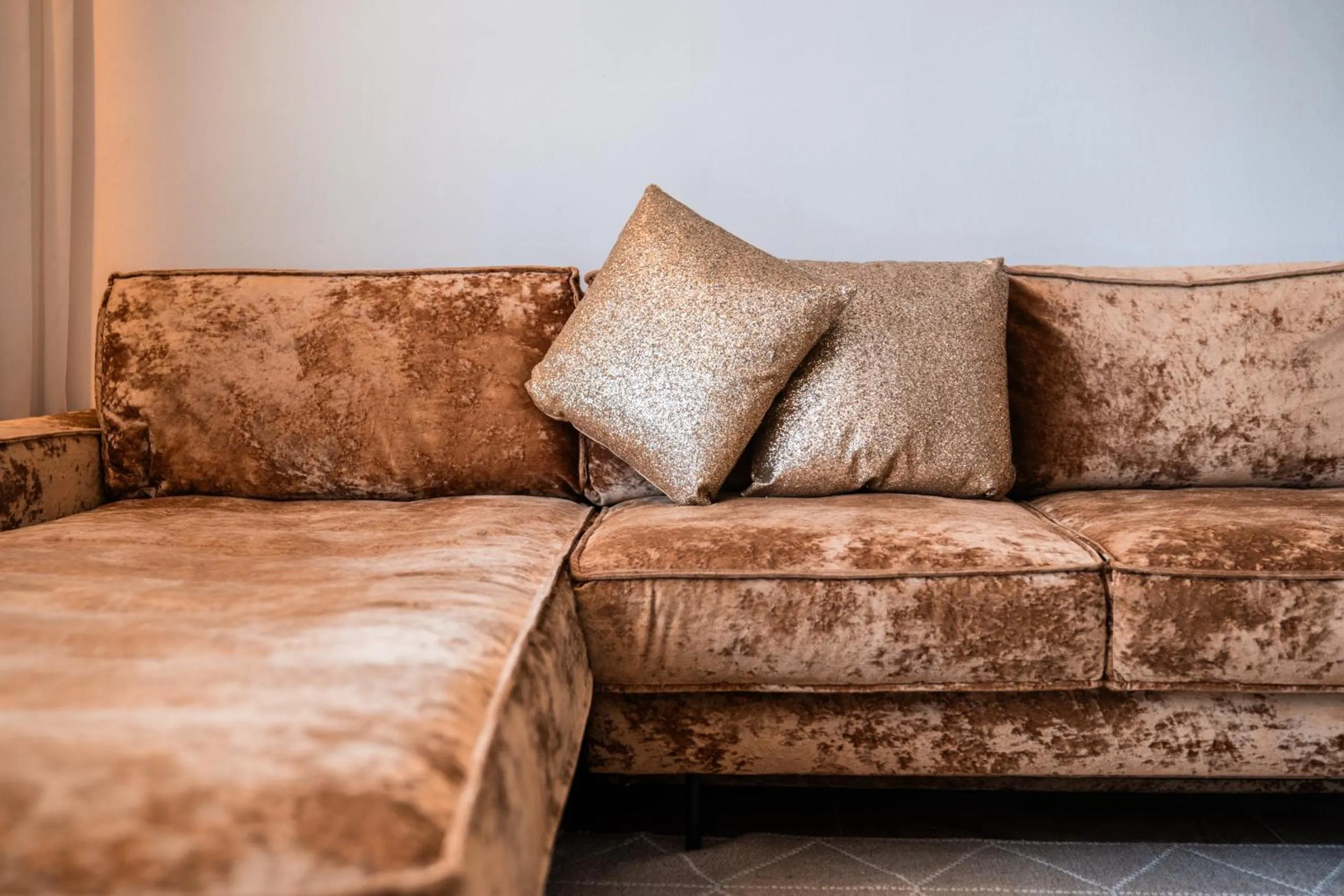 Living room, Bed in goldfinger + suites