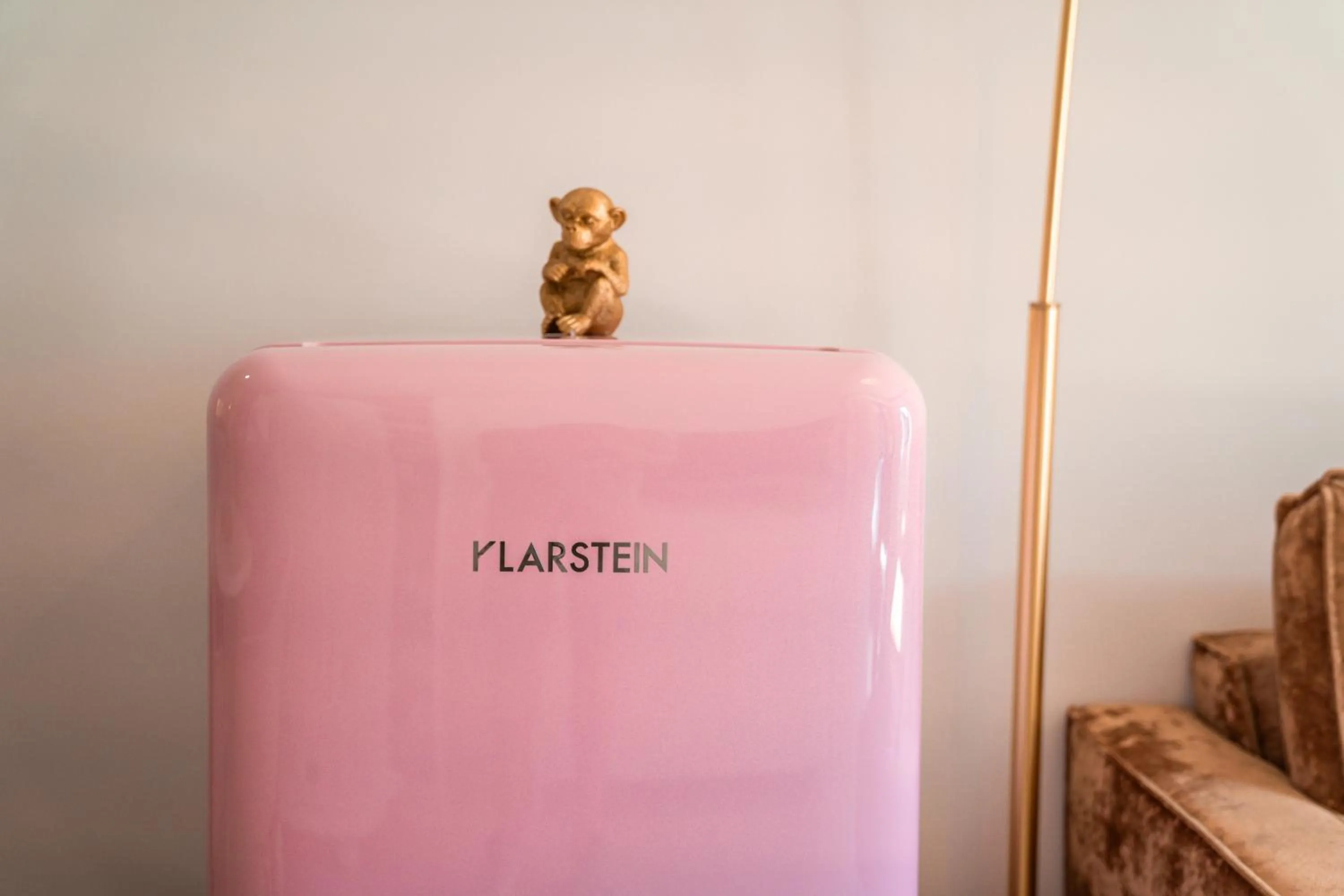 Decorative detail in goldfinger + suites