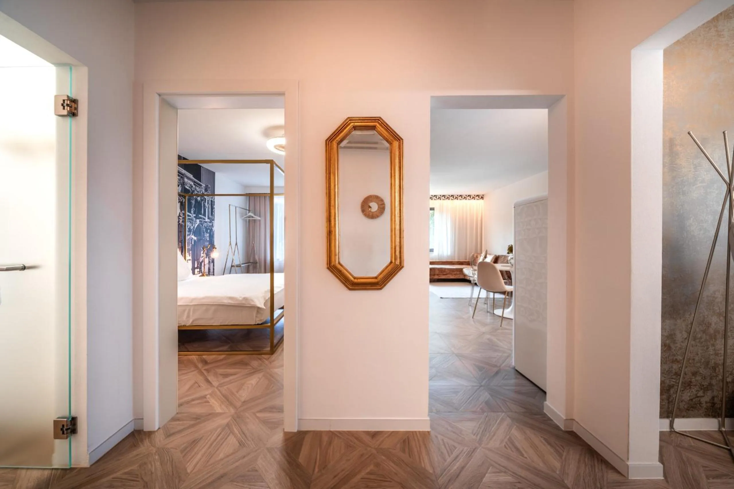 Photo of the whole room, Bed in goldfinger + suites