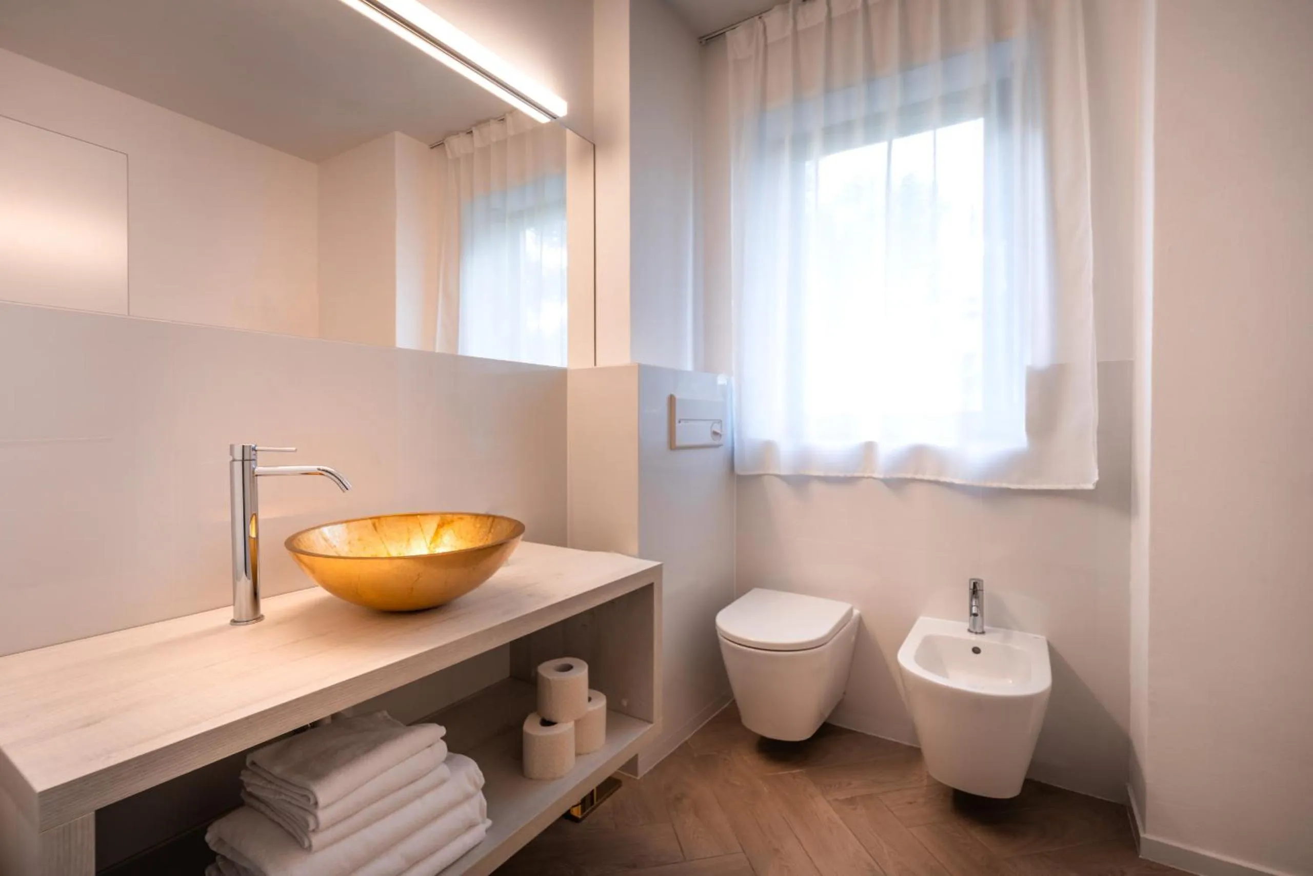 Toilet in goldfinger + suites