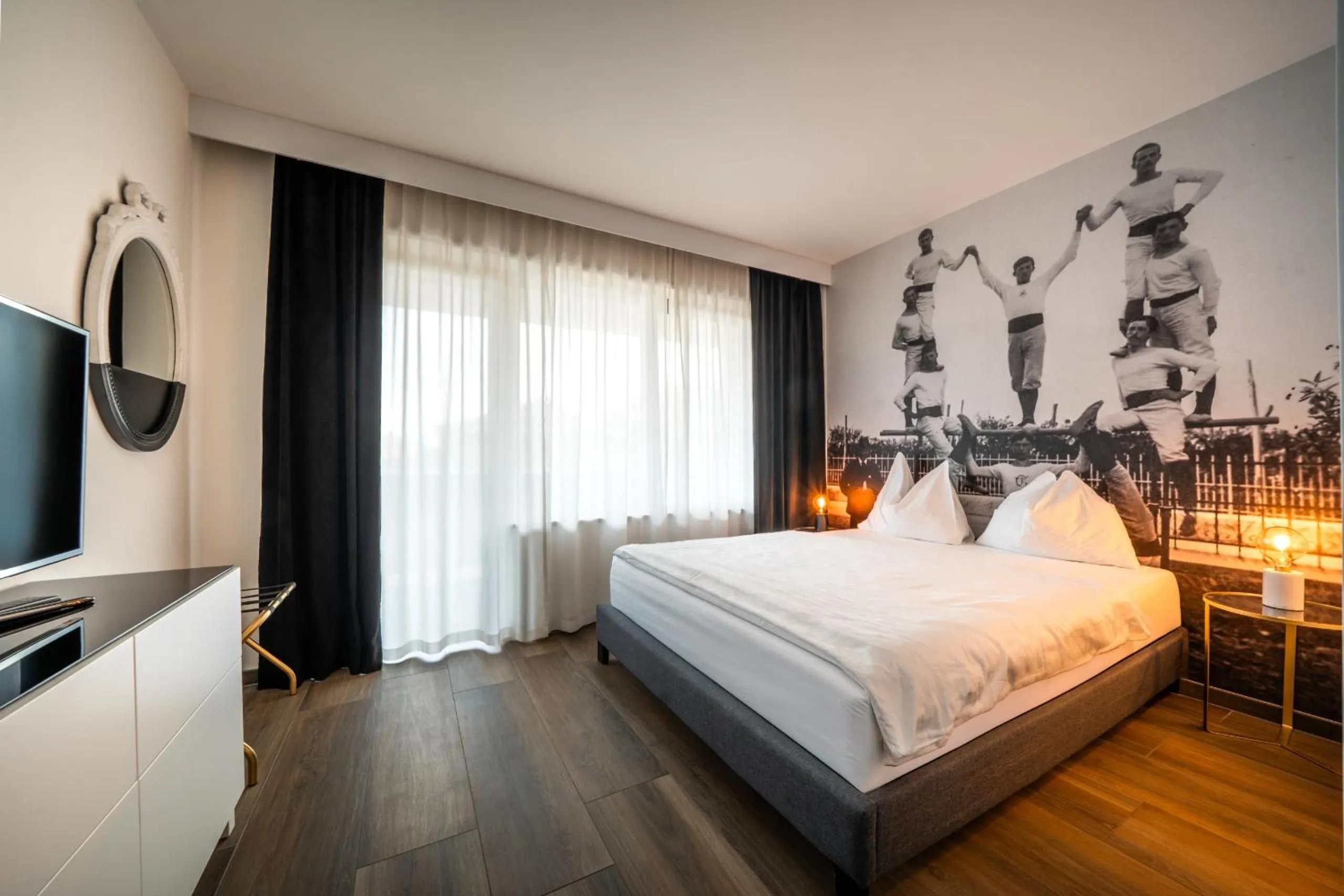 Bed in goldfinger + suites