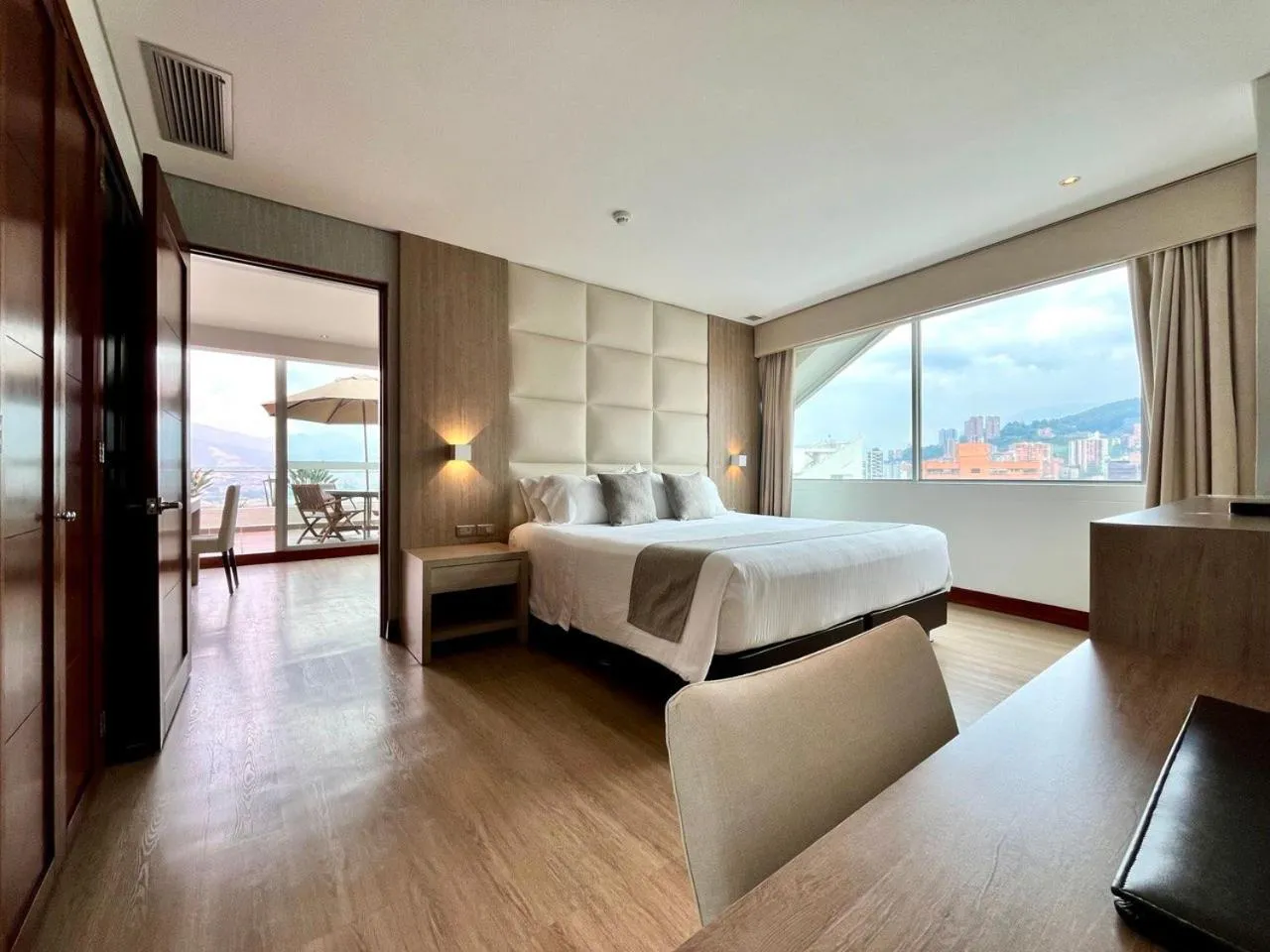 Balcony/Terrace, Bed in Hotel San Fernando Plaza