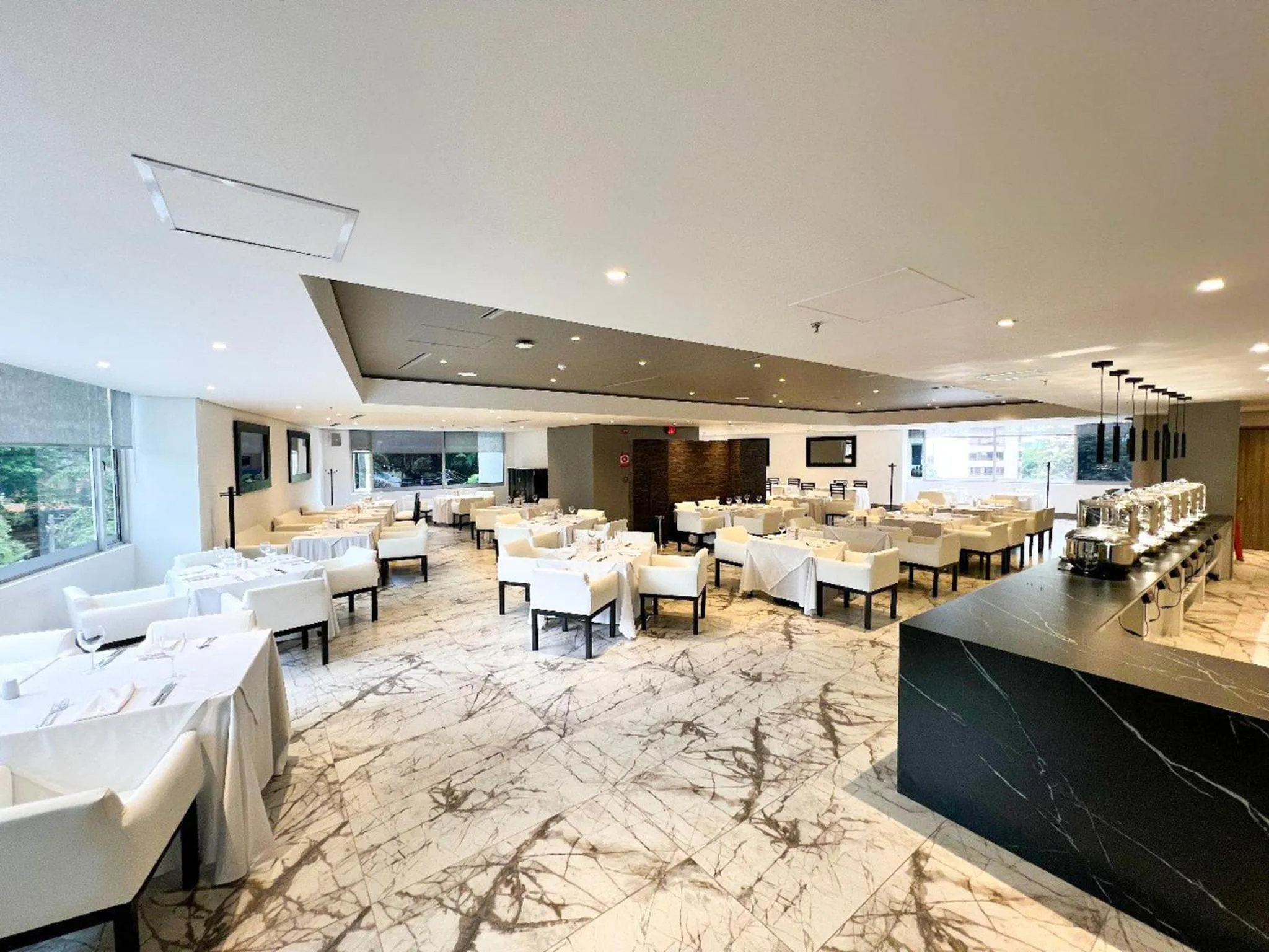 Restaurant/places to eat in Hotel San Fernando Plaza