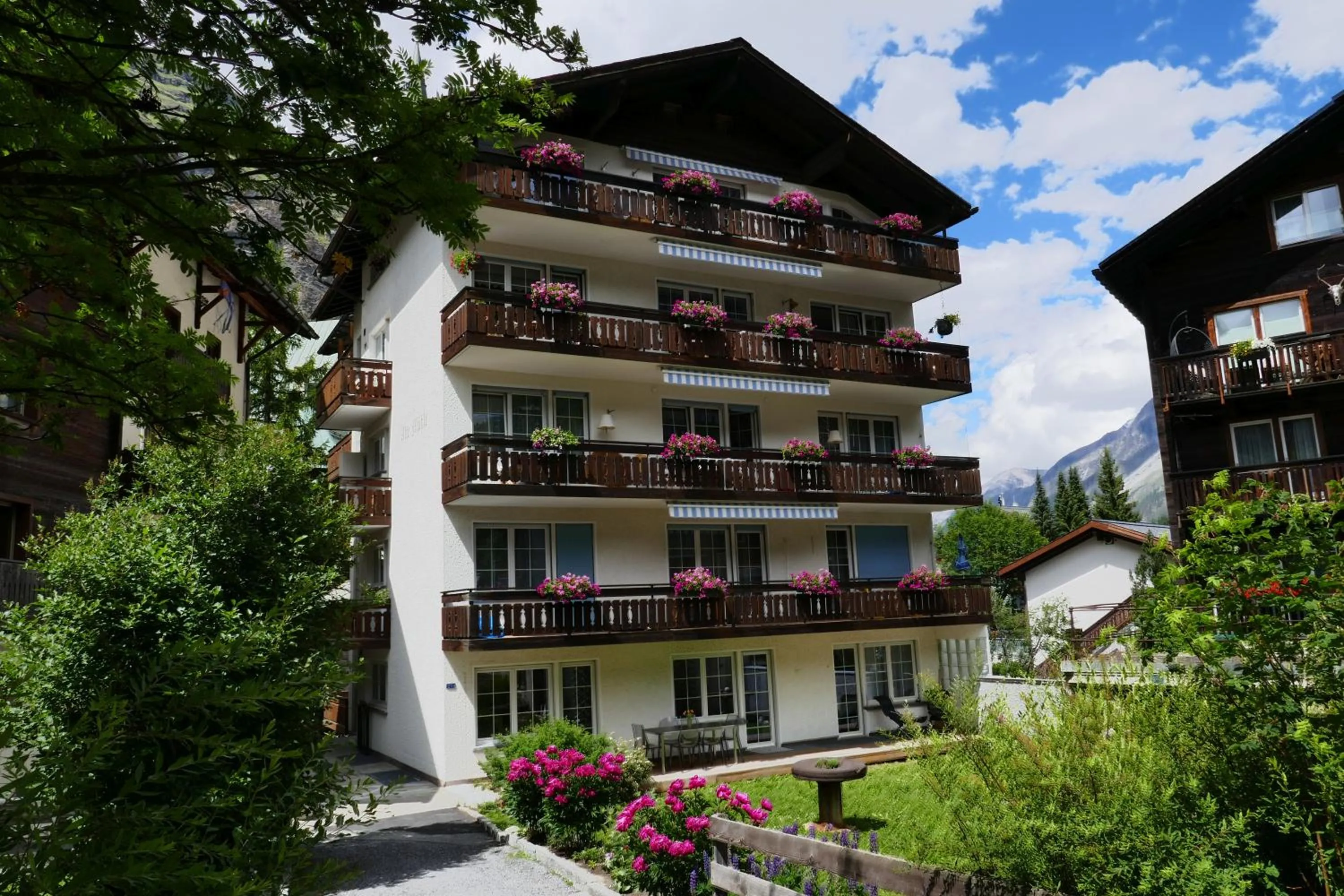 Facade/entrance in Good Value Apartments by MX Zermatt