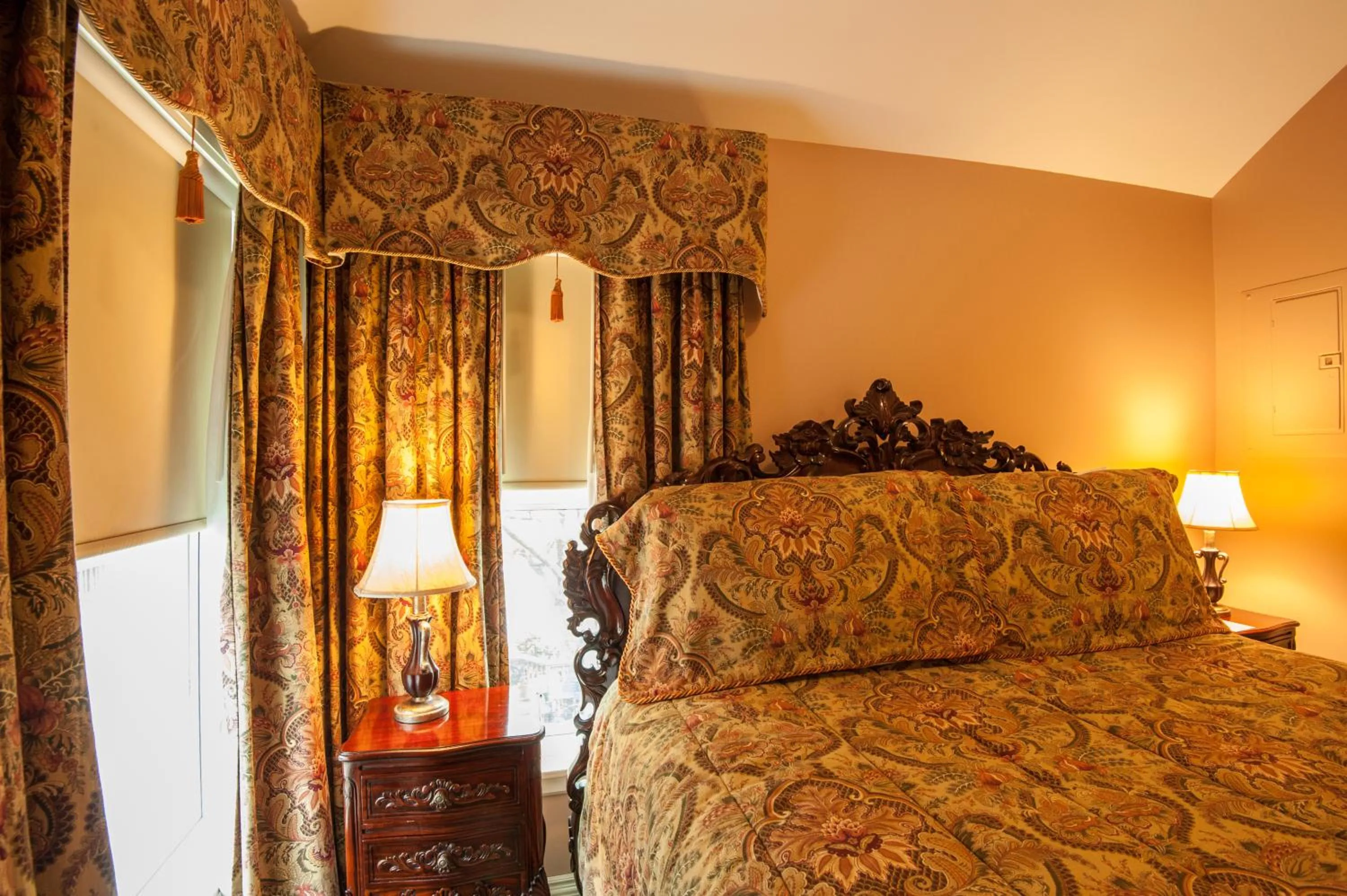 Bed in Dundee Arms Inn