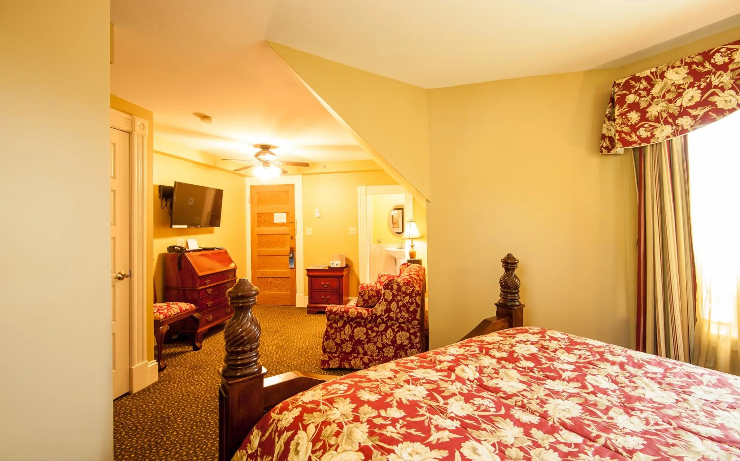 Bed in Dundee Arms Inn