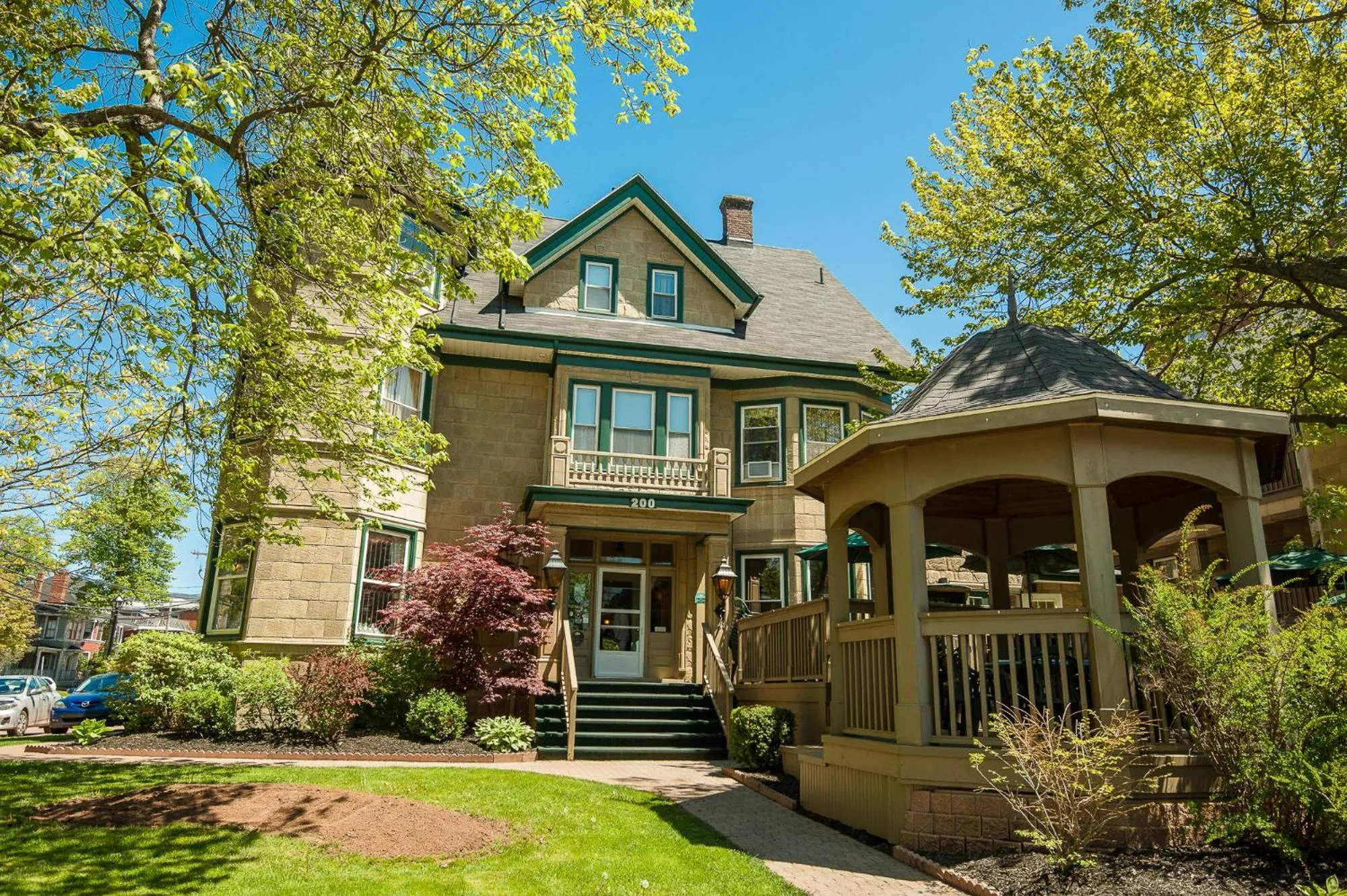 Property building in Dundee Arms Inn