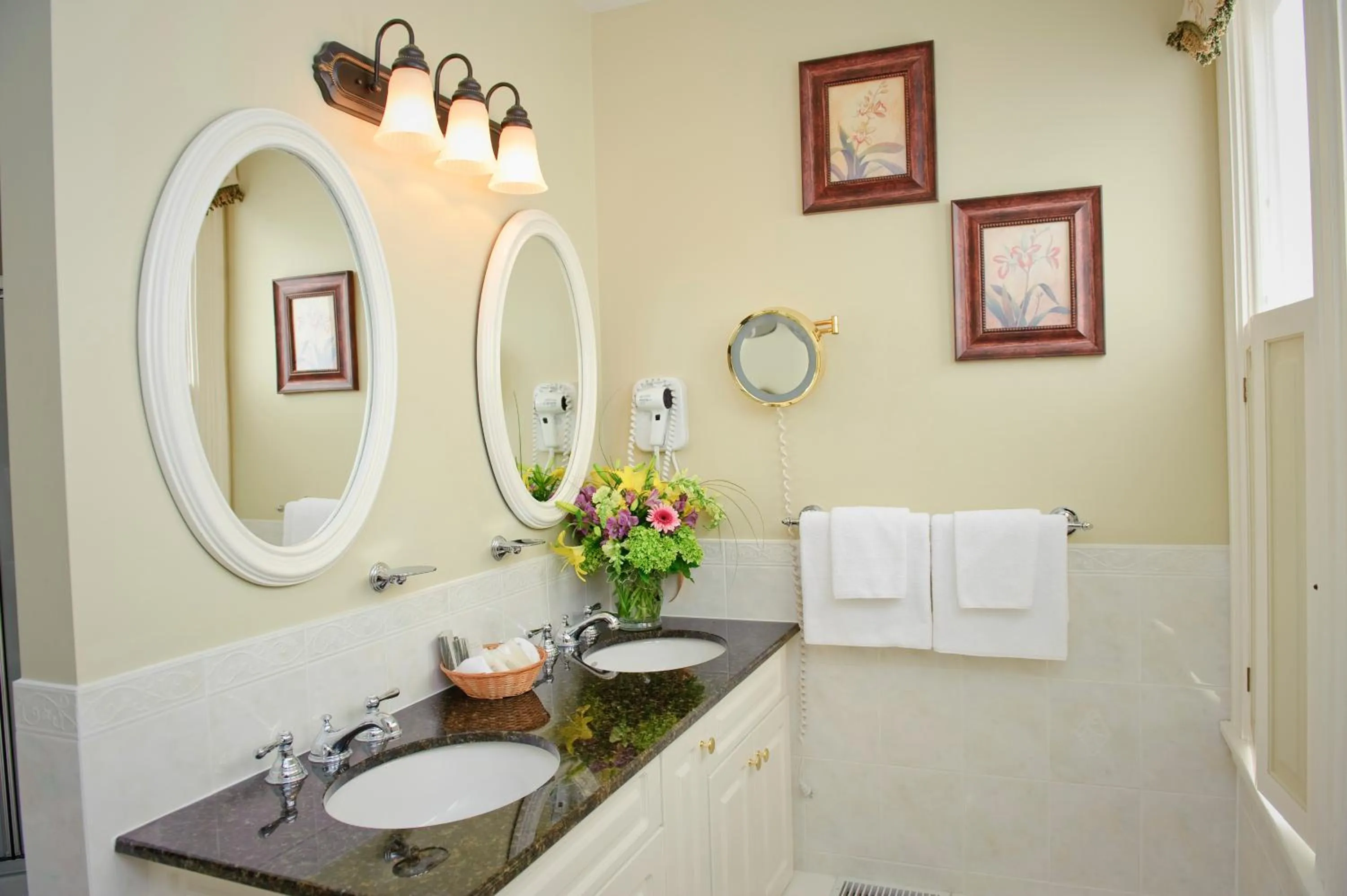 Bathroom in Dundee Arms Inn