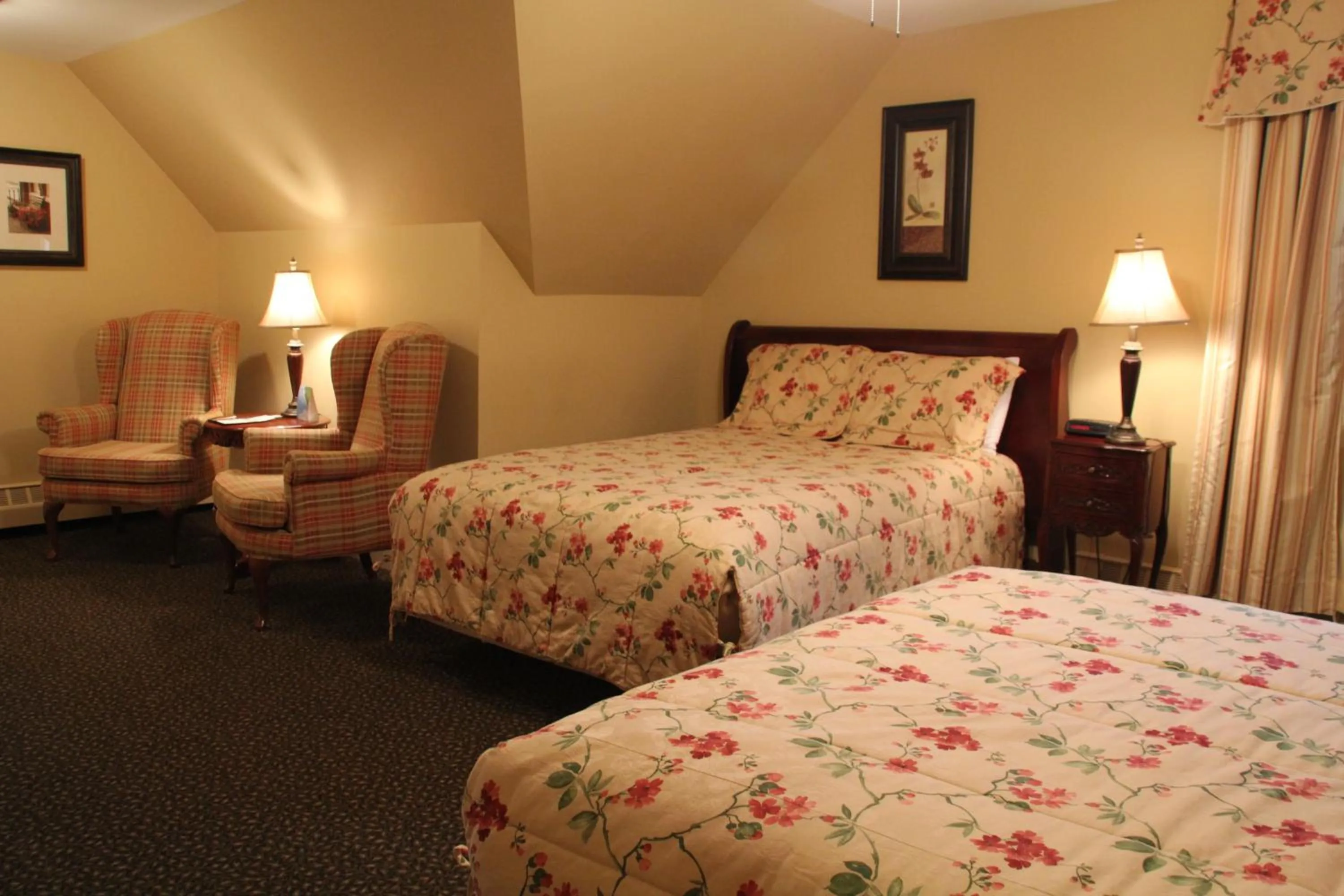 Bed in Dundee Arms Inn