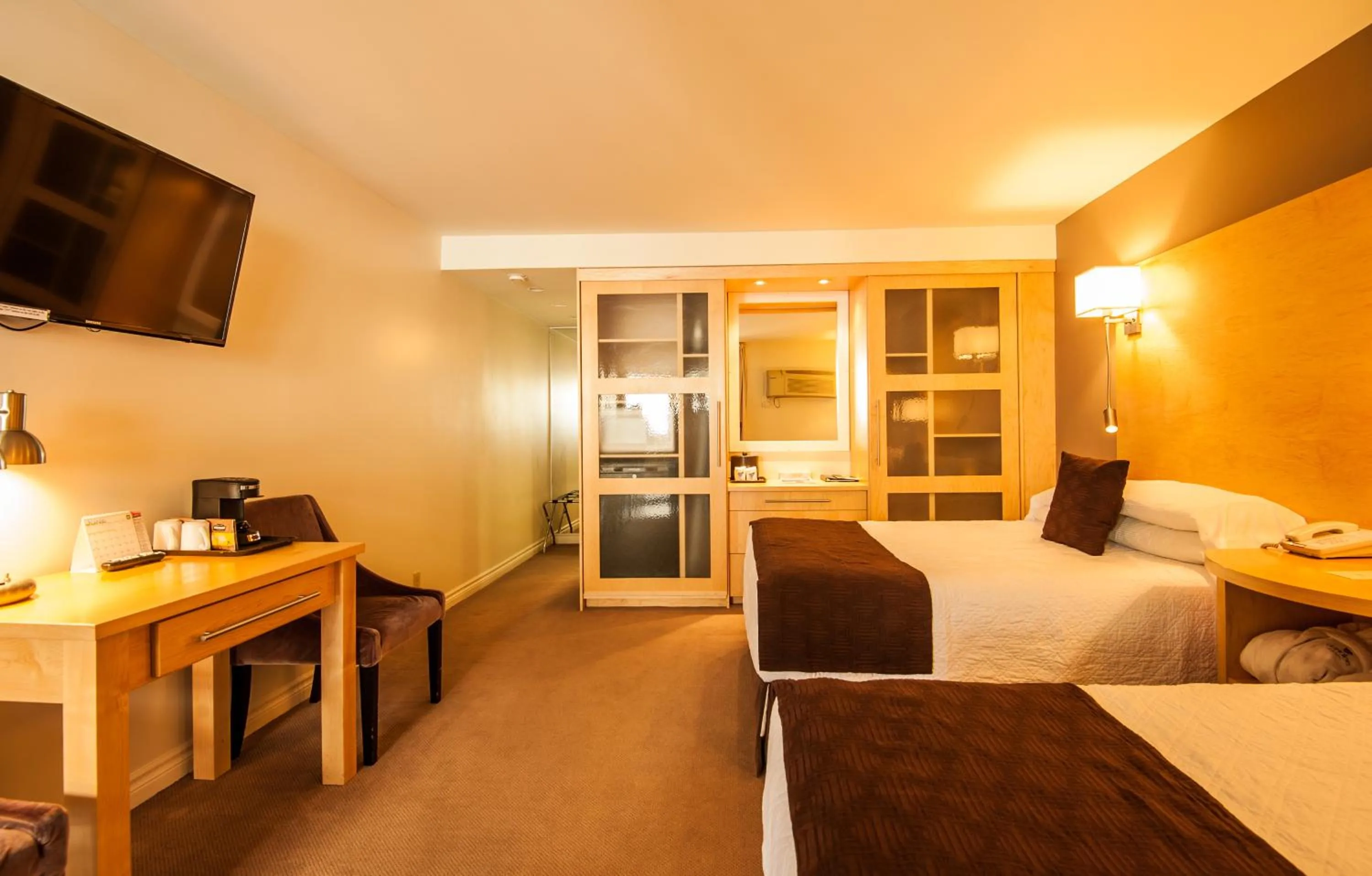 Photo of the whole room, Bed in Dundee Arms Inn