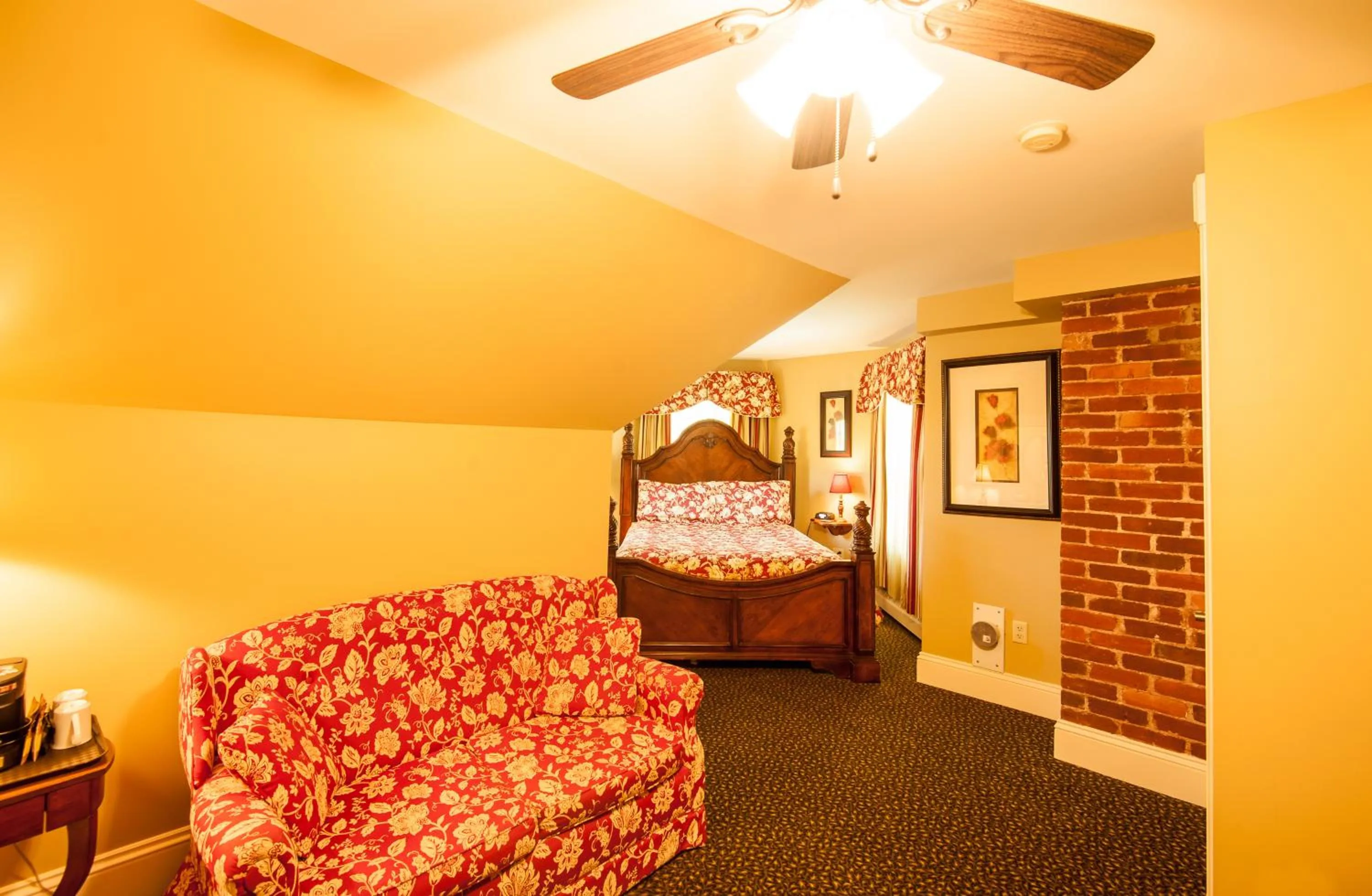 Bedroom, Bed in Dundee Arms Inn