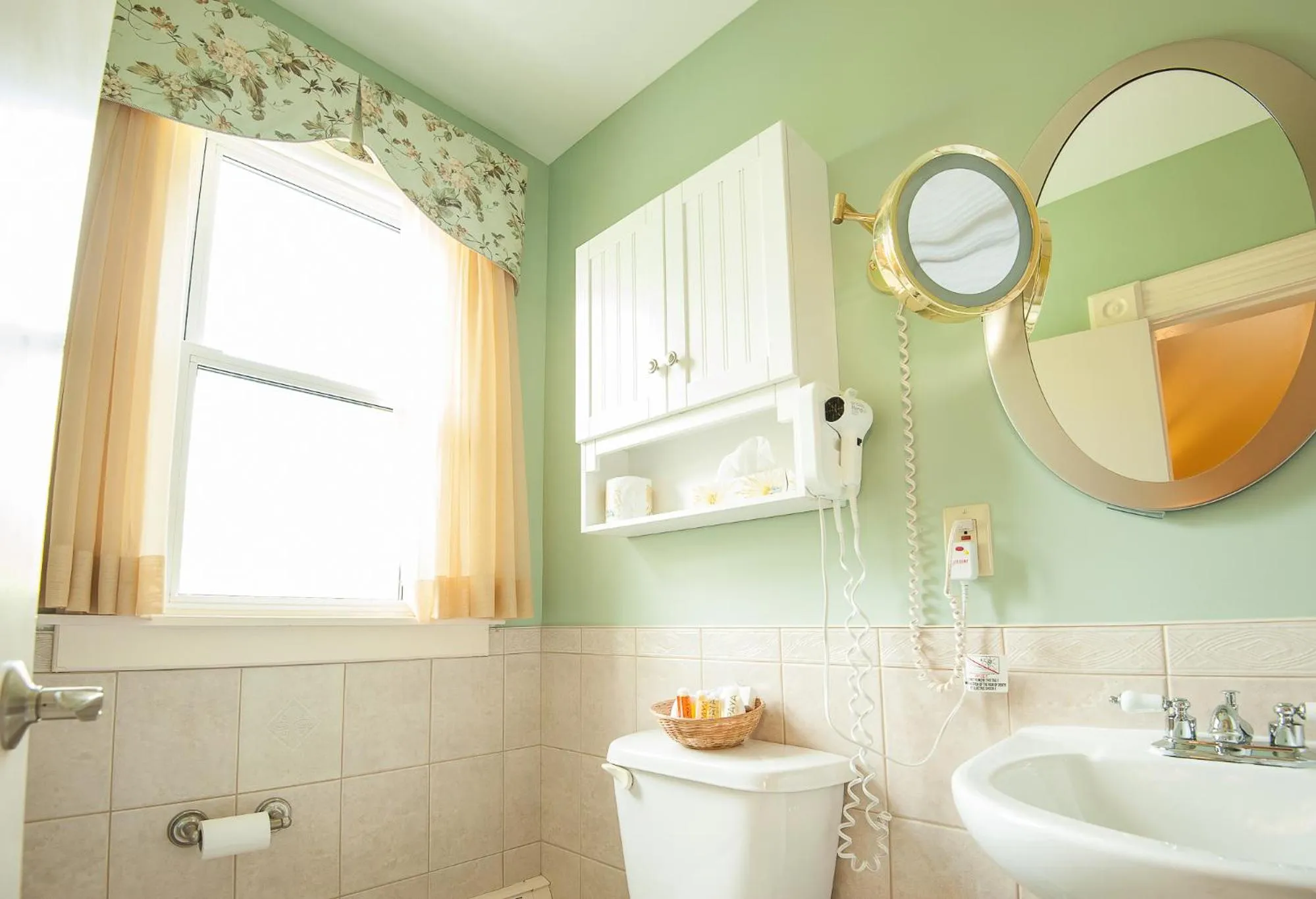Bathroom in Dundee Arms Inn