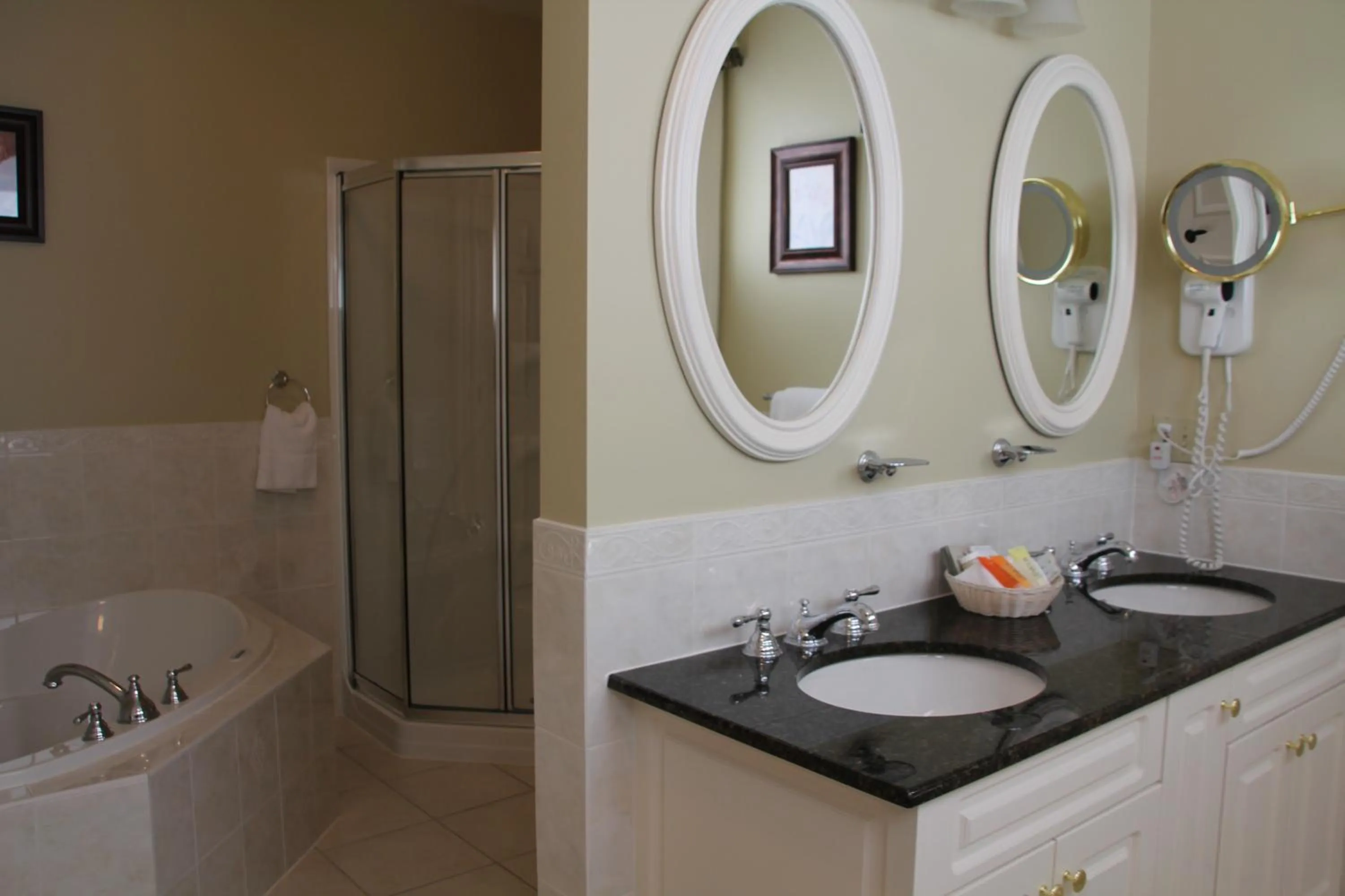 Bathroom in Dundee Arms Inn
